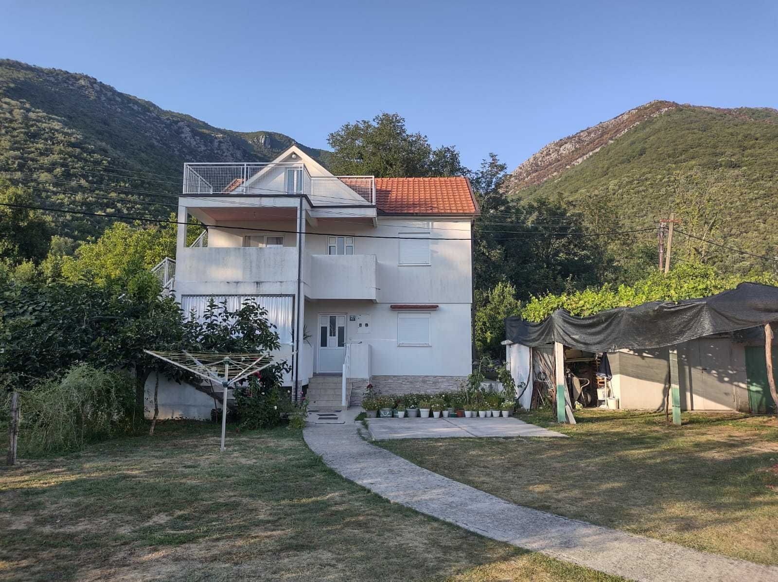 amforaproperty.com/Zelenika, Herceg Novi - Prostrana Kuća 180 m² na Placu od 2000 m²