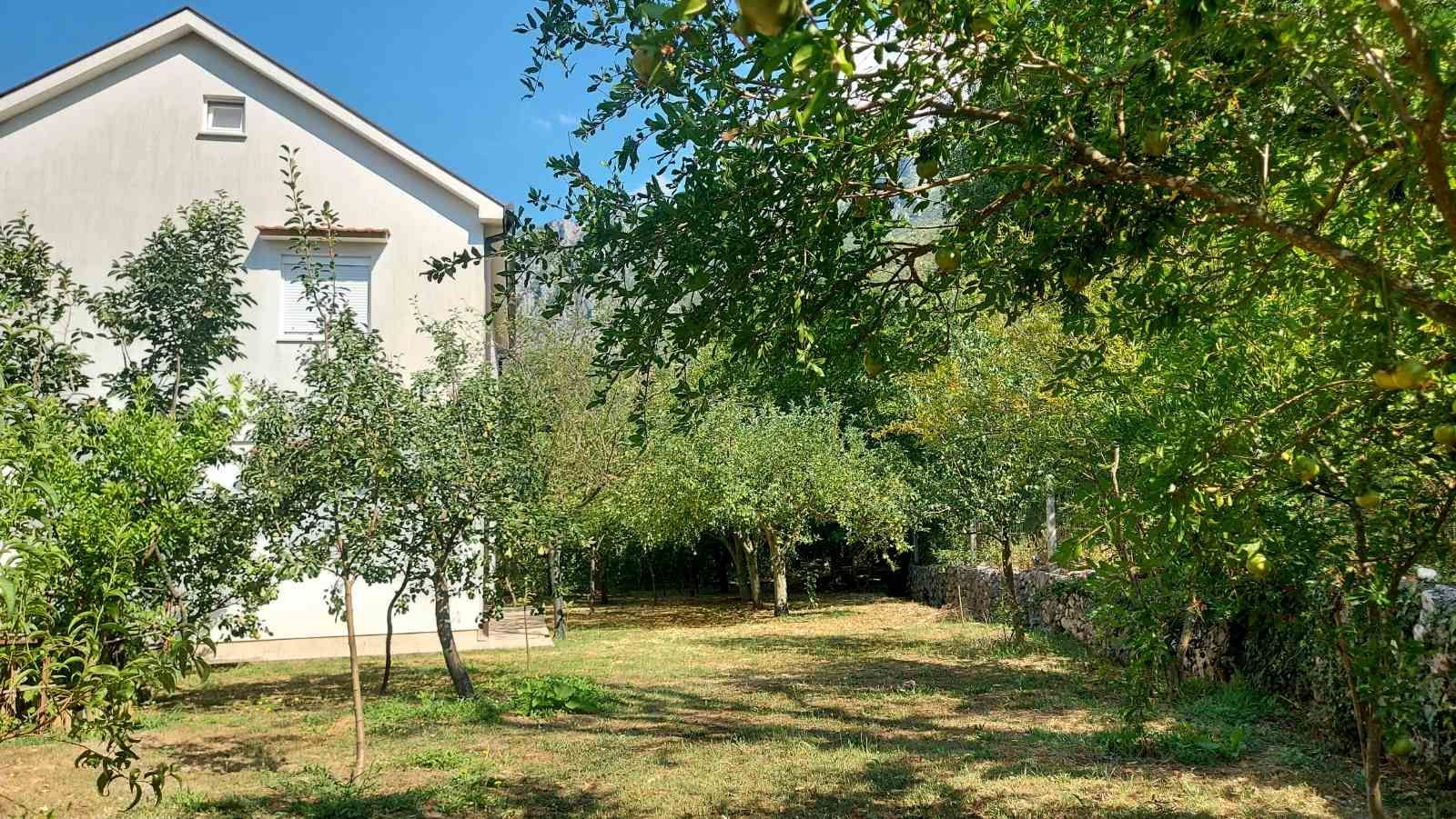 amforaproperty.com/Zelenika, Herceg Novi - Prostrana Kuća 180 m² na Placu od 2000 m²