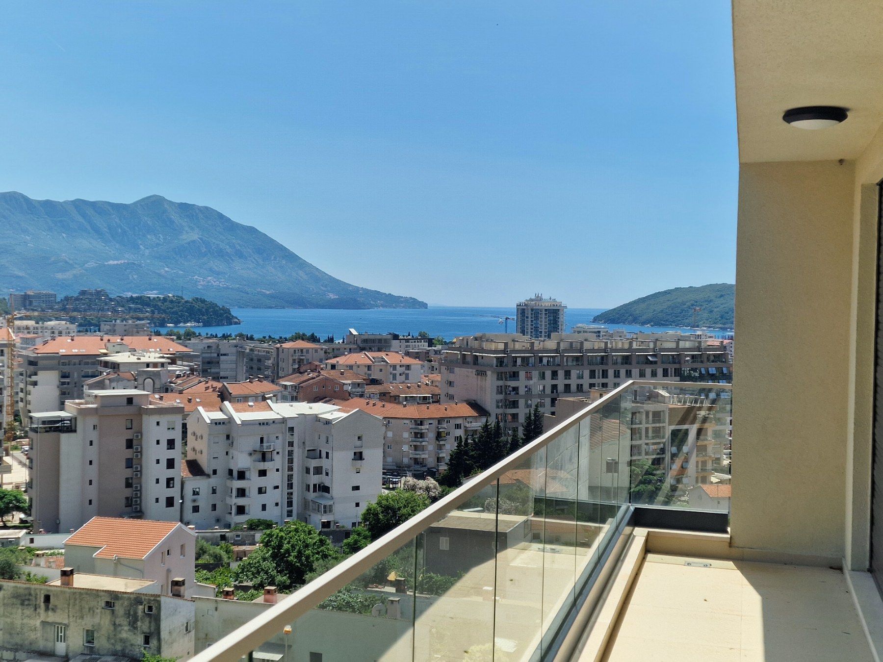 amforaproperty.com/Nov dvosoban stan 77m2 sa pogledom na more i garaznim mestom,Budva,Dubovica Lux