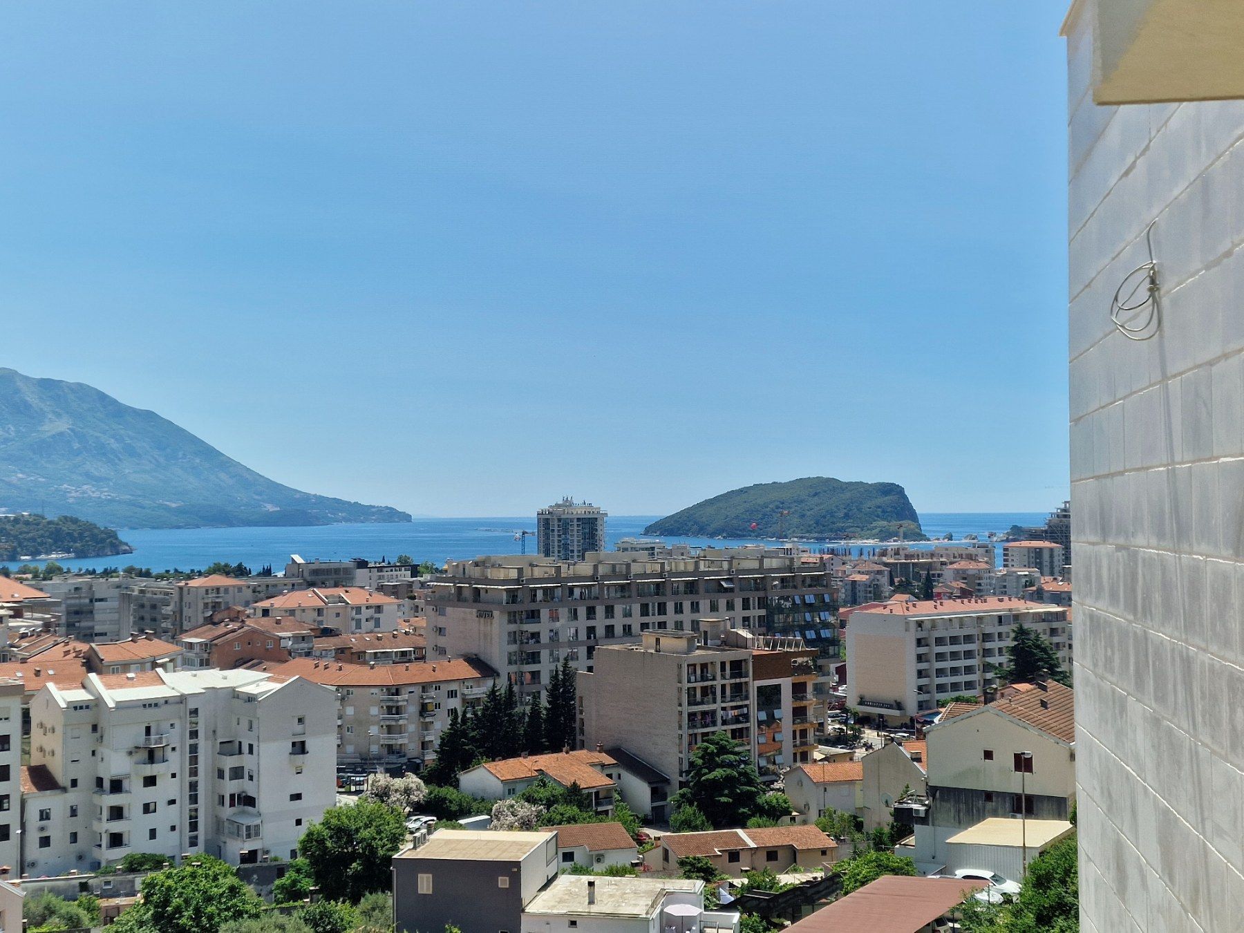 amforaproperty.com/Nov dvosoban stan 77m2 sa pogledom na more i garaznim mestom,Budva,Dubovica Lux