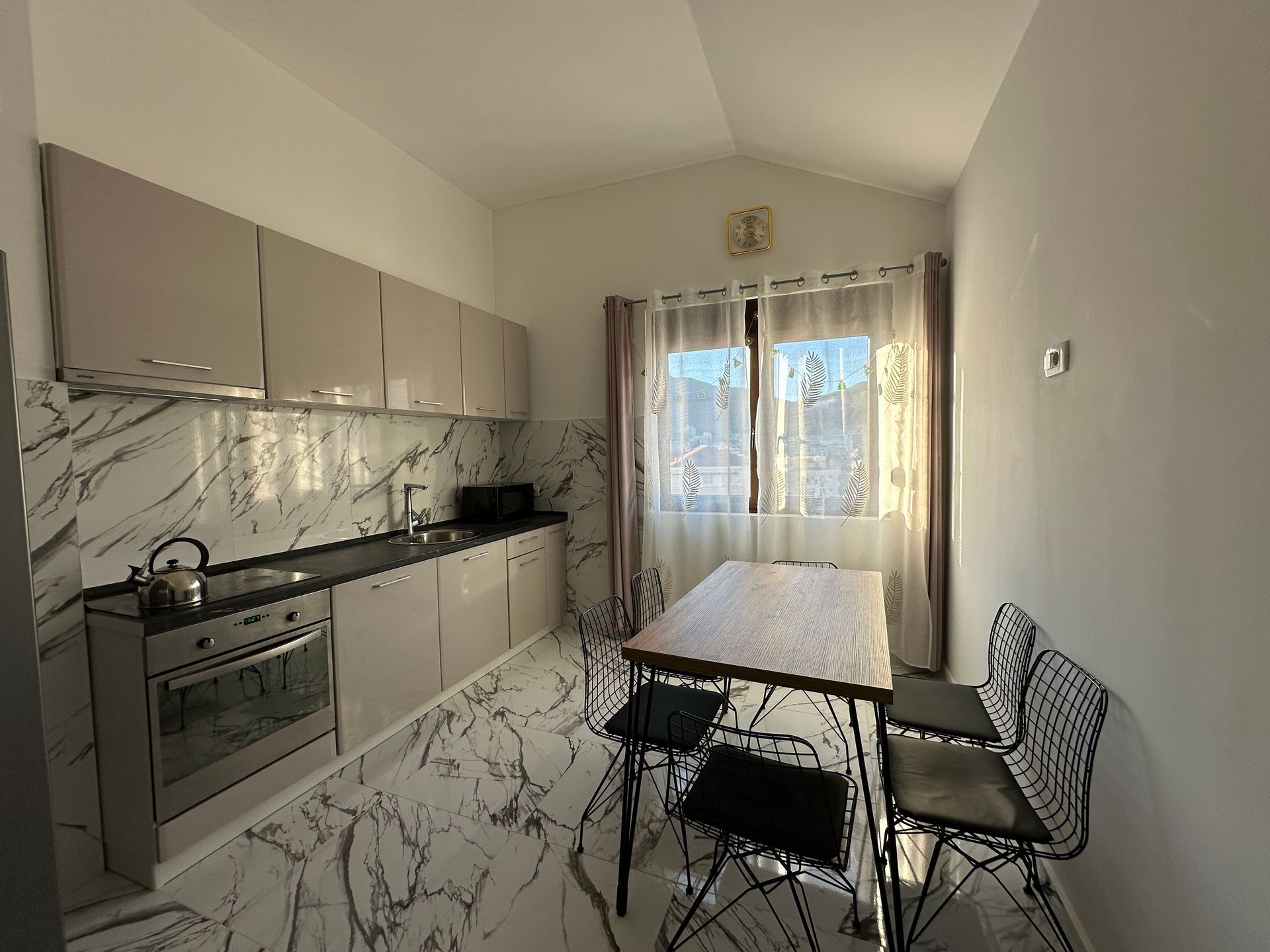 amforaproperty.com/Cetvorosoban stan 87m2 u centru Budve