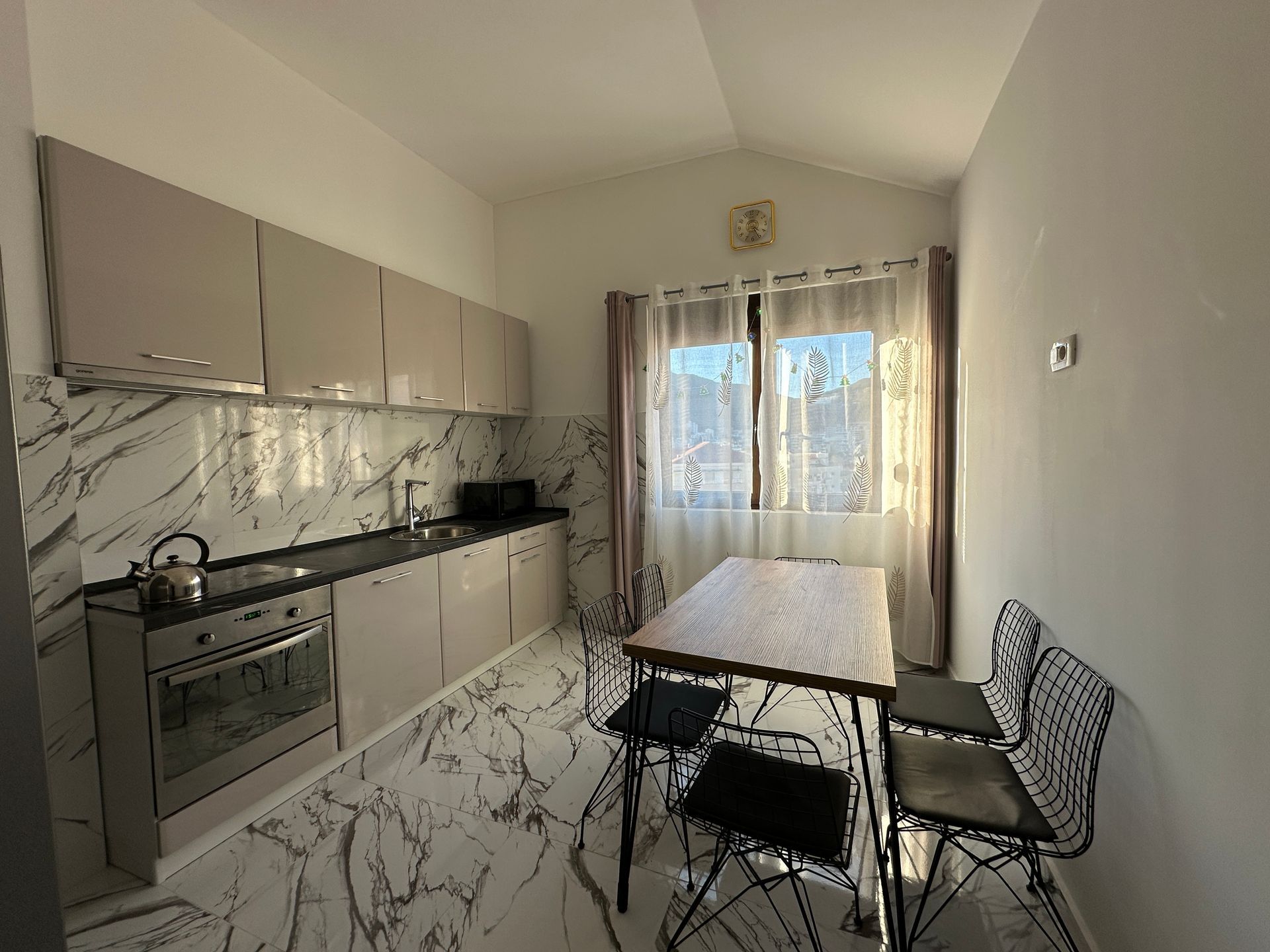 amforaproperty.com/Cetvorosoban stan 87m2 u centru Budve