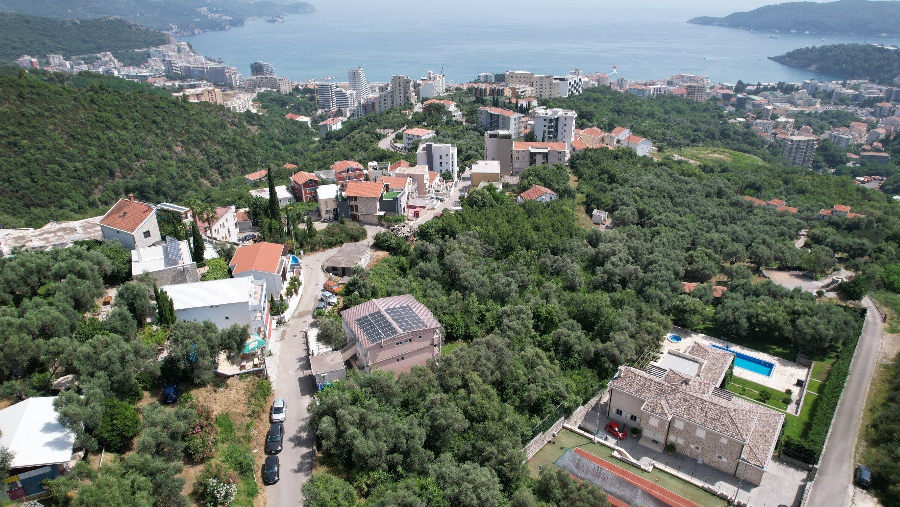 amforaproperty.com/Plac 900m2 sa Pogledom na More i Grad Bečići-Ivanovici