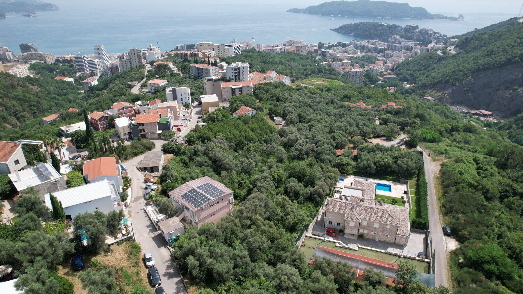 amforaproperty.com/Plac 900m2 sa Pogledom na More i Grad Bečići-Ivanovici