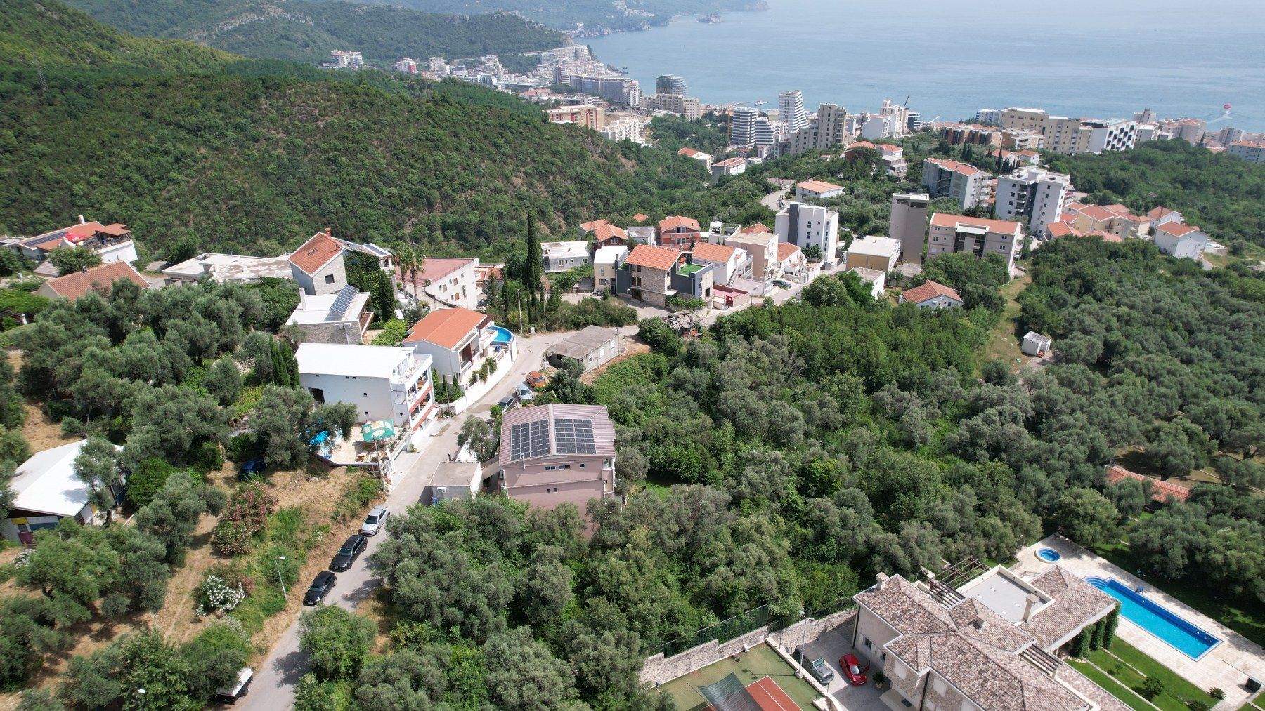 amforaproperty.com/Plac 900m2 sa Pogledom na More i Grad Bečići-Ivanovici