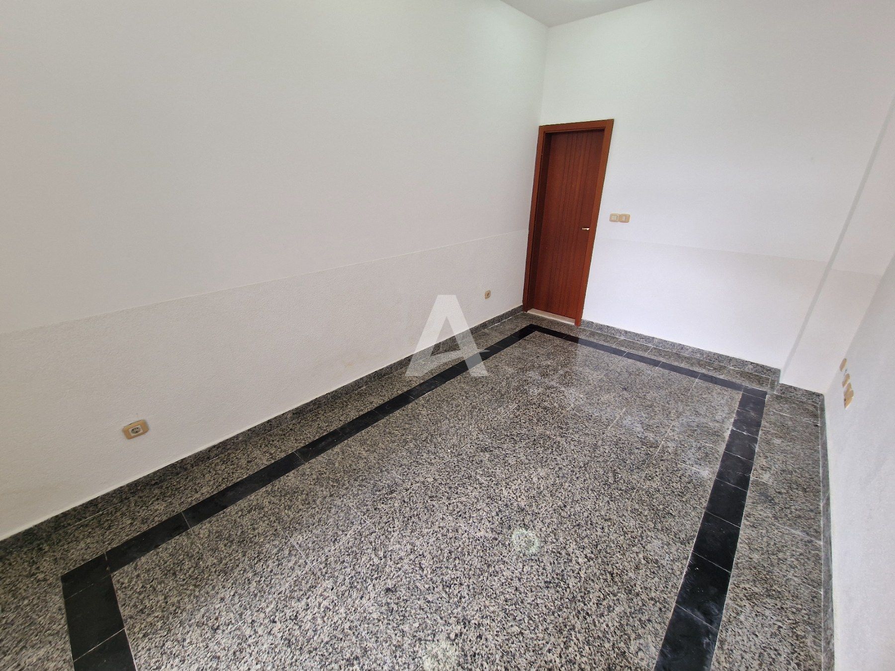 amforaproperty.com/Izdavanje poslovnog prostora 16m2 u Budvi (na duzi period)