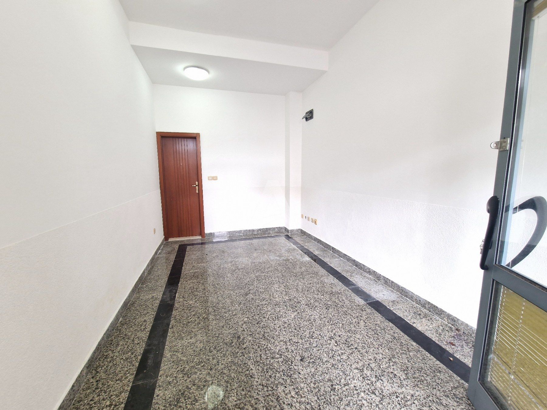 amforaproperty.com/Izdavanje poslovnog prostora 16m2 u Budvi (na duzi period)