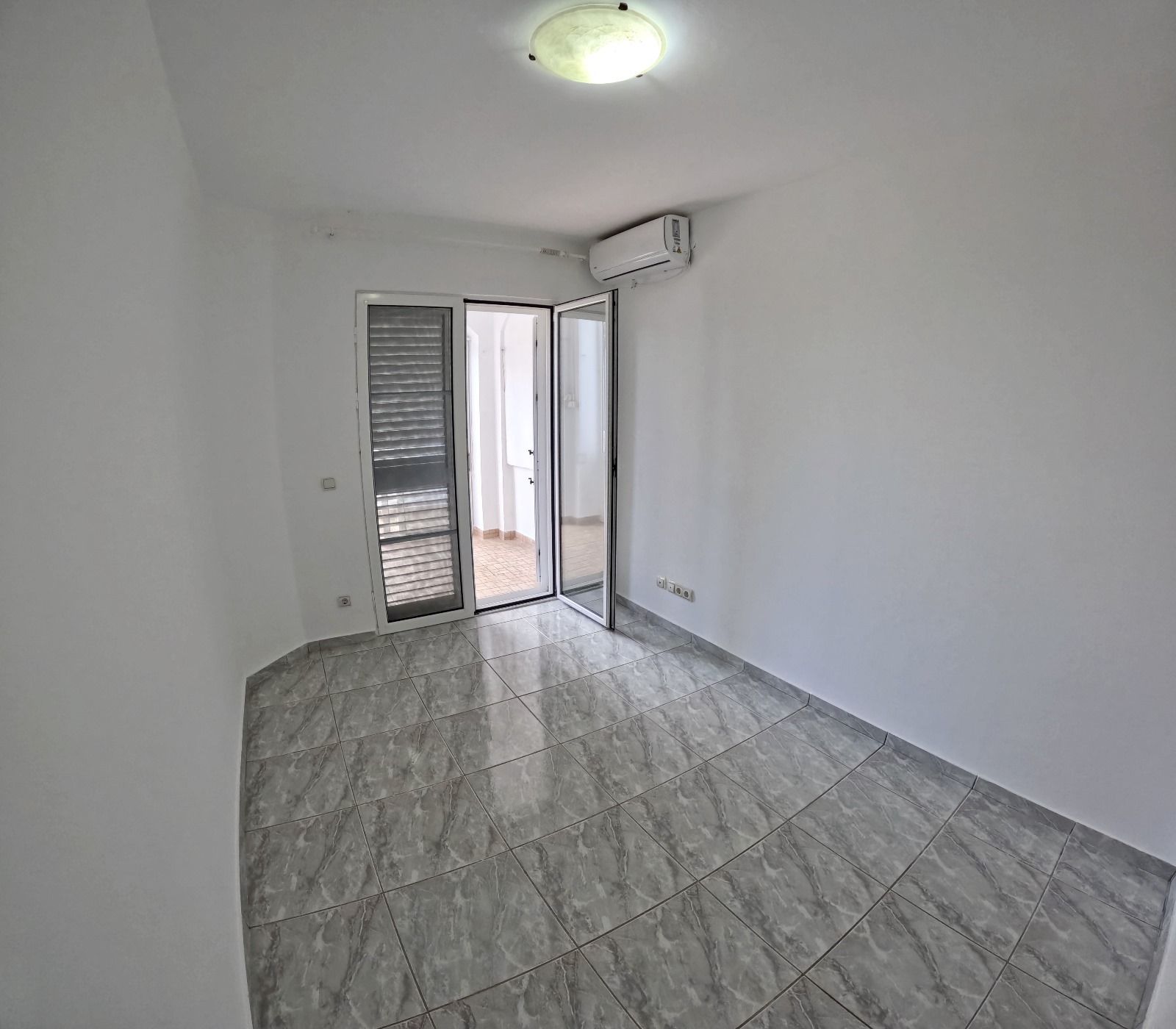 amforaproperty.com/Becici-Dvosoban stan 73m2 plus 36m2 terase