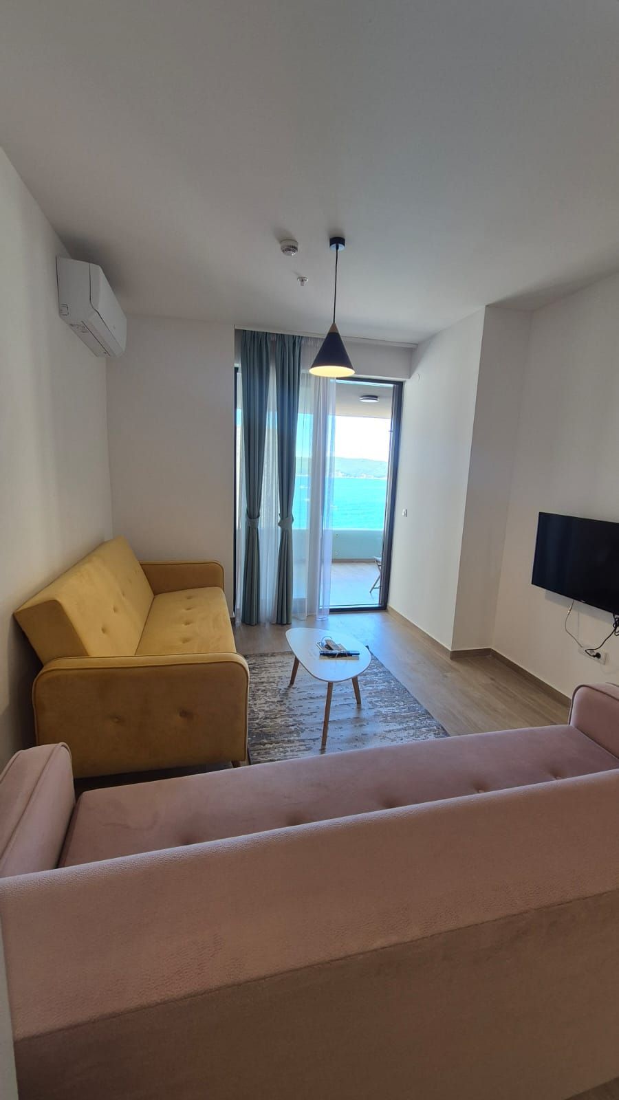 Izdavanje jednosobnog stana 60m2 sa garaznim mestom na prvoj liniji mora,Rafailovici (NA PERIOD DO 01.06.2027) - Amfora Real Estate