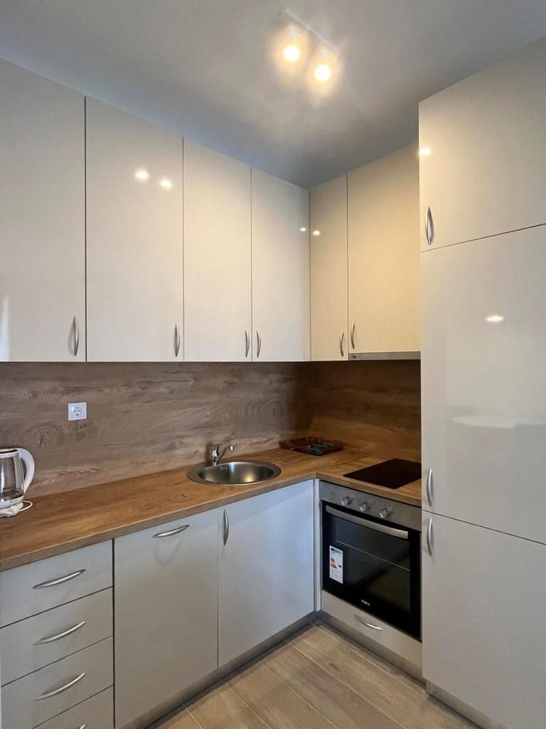 Izdavanje jednosobnog stana 60m2 sa garaznim mestom na prvoj liniji mora,Rafailovici (NA PERIOD DO 01.06.2026) - Amfora Real Estate