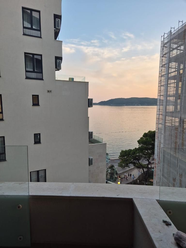 Izdavanje jednosobnog stana 60m2 sa garaznim mestom na prvoj liniji mora,Rafailovici (NA PERIOD DO 01.06.2026) - Amfora Real Estate