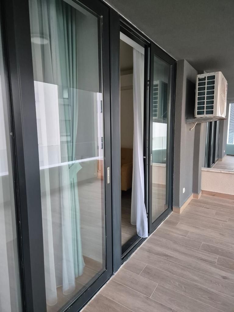 Izdavanje jednosobnog stana 60m2 sa garaznim mestom na prvoj liniji mora,Rafailovici (NA PERIOD DO 01.06.2026) - Amfora Real Estate