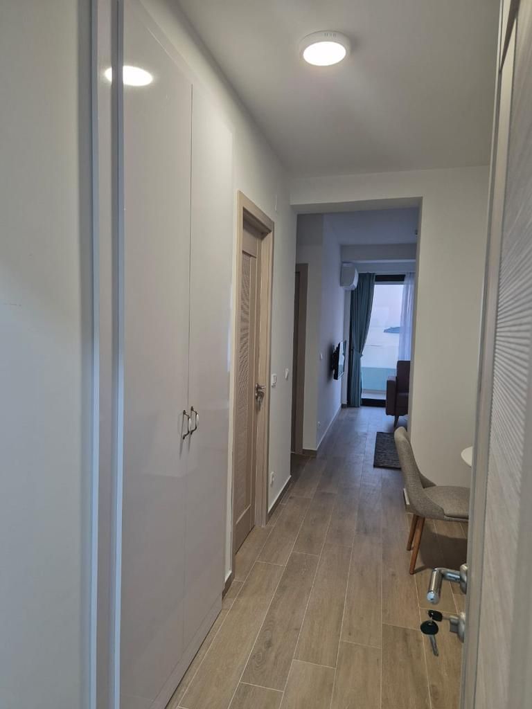 Izdavanje jednosobnog stana 60m2 sa garaznim mestom na prvoj liniji mora,Rafailovici (NA PERIOD DO 01.06.2026) - Amfora Real Estate