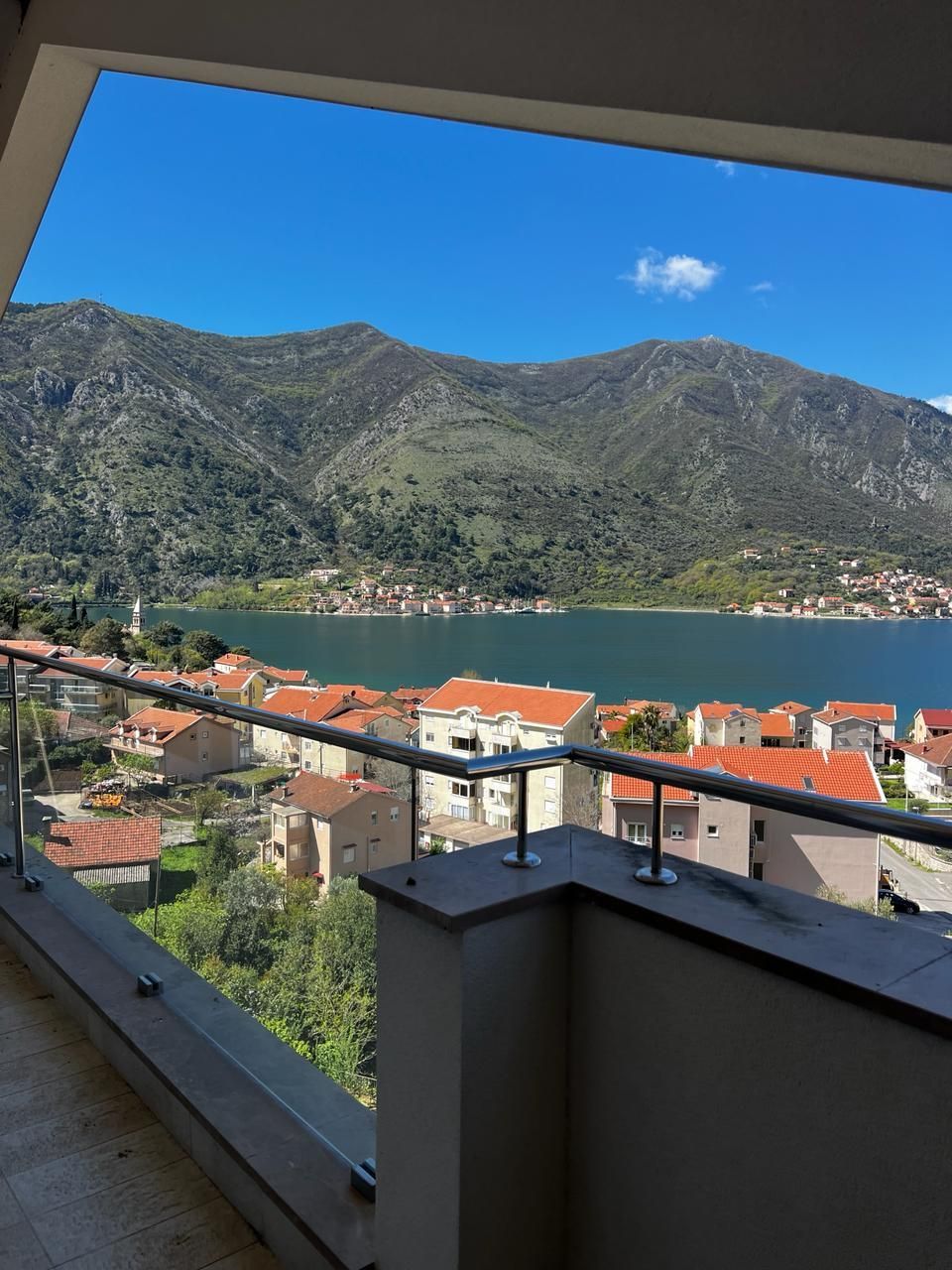 amforaproperty.com/Nov dvosoban stan 108m2 sa pogledom na more u novom stambenom kompleksu u Dobroti, Kotor