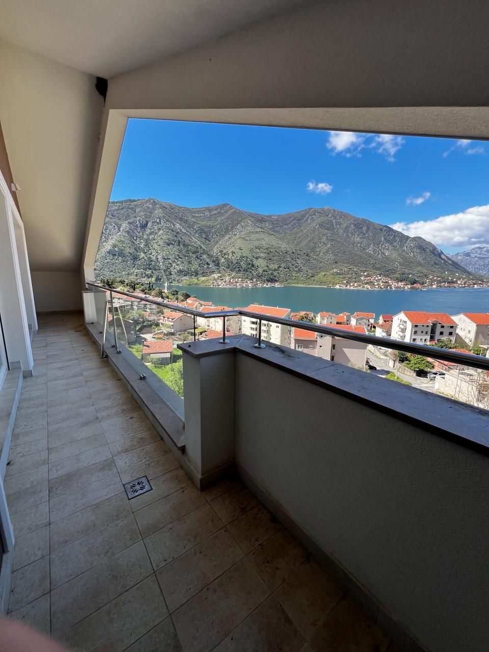 amforaproperty.com/Nov dvosoban stan 108m2 sa pogledom na more u novom stambenom kompleksu u Dobroti, Kotor