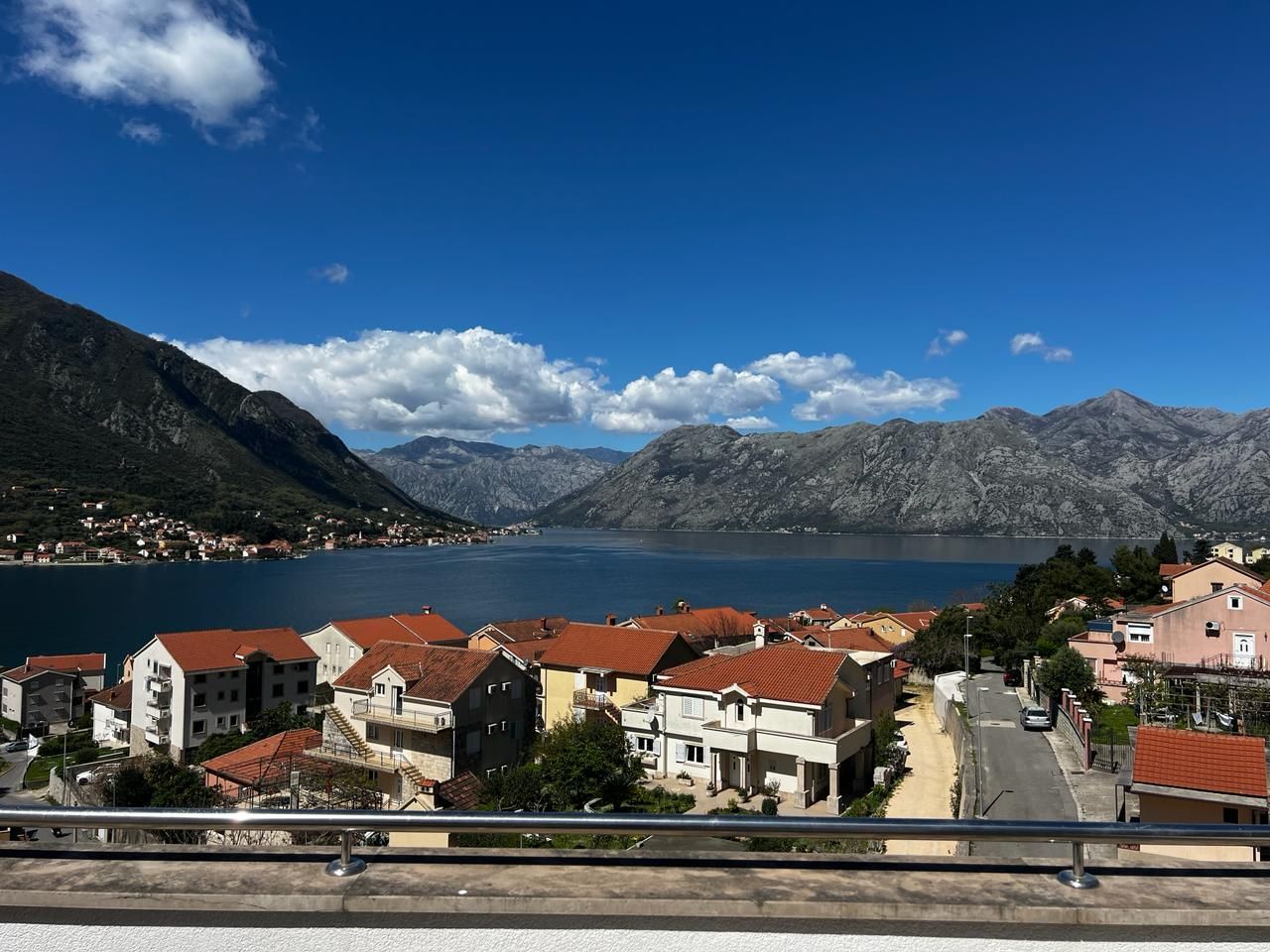 amforaproperty.com/Nov dvosoban stan 108m2 sa pogledom na more u novom stambenom kompleksu u Dobroti, Kotor