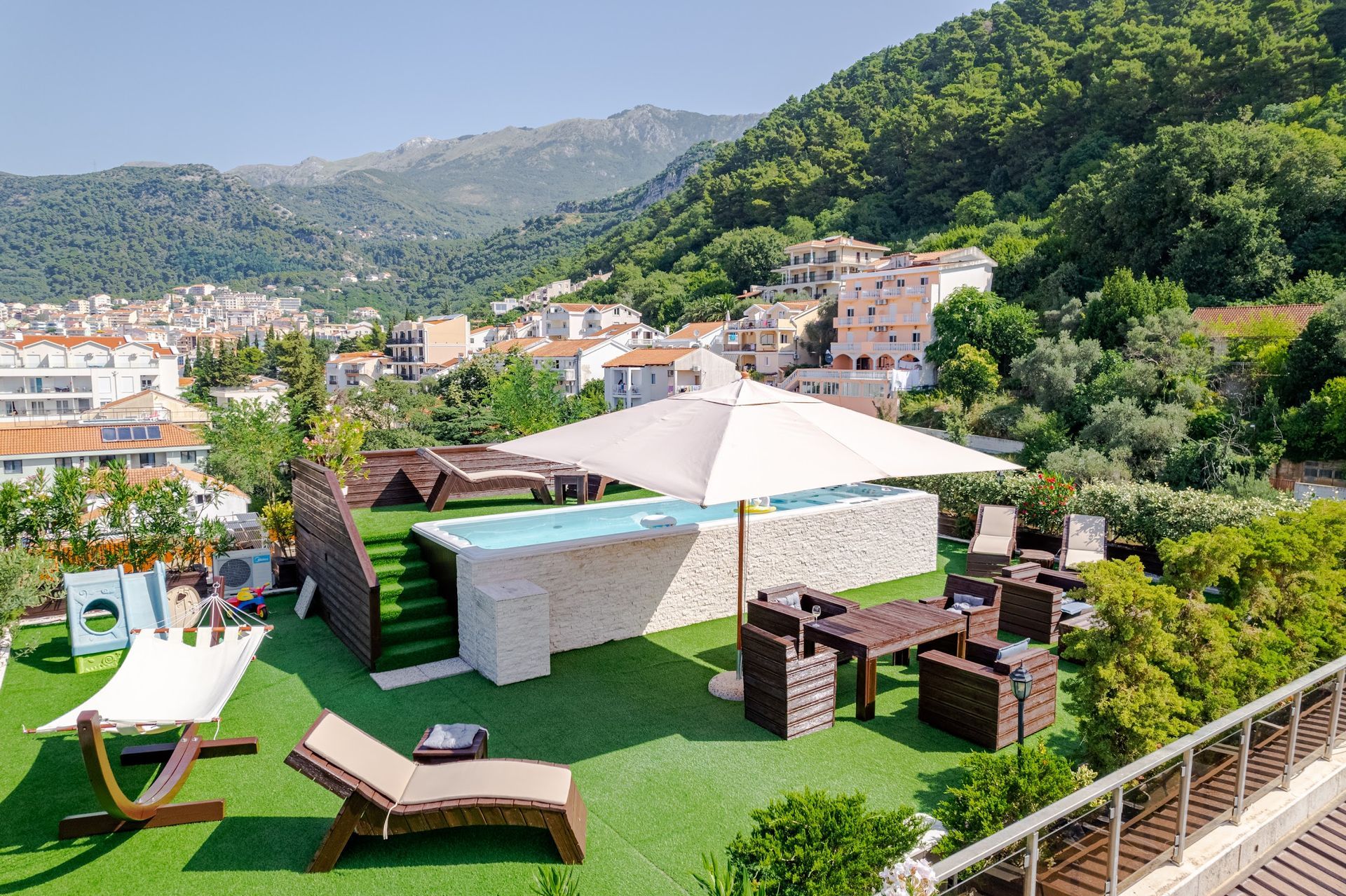 amforaproperty.com/Budva-Luksuzni Penthouse sa Panoramskim Pogledom na More i Krovnim Bazenom