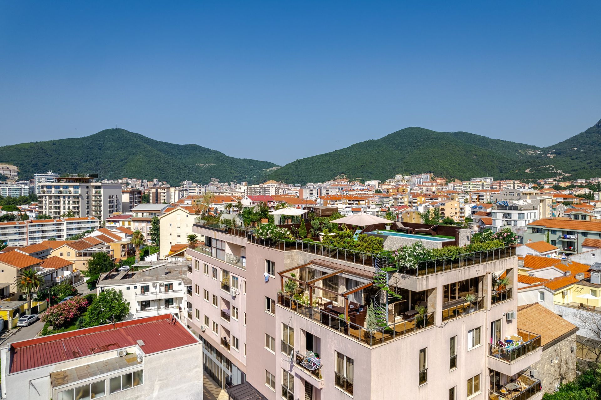 amforaproperty.com/Budva-Luksuzni Penthouse sa Panoramskim Pogledom na More i Krovnim Bazenom