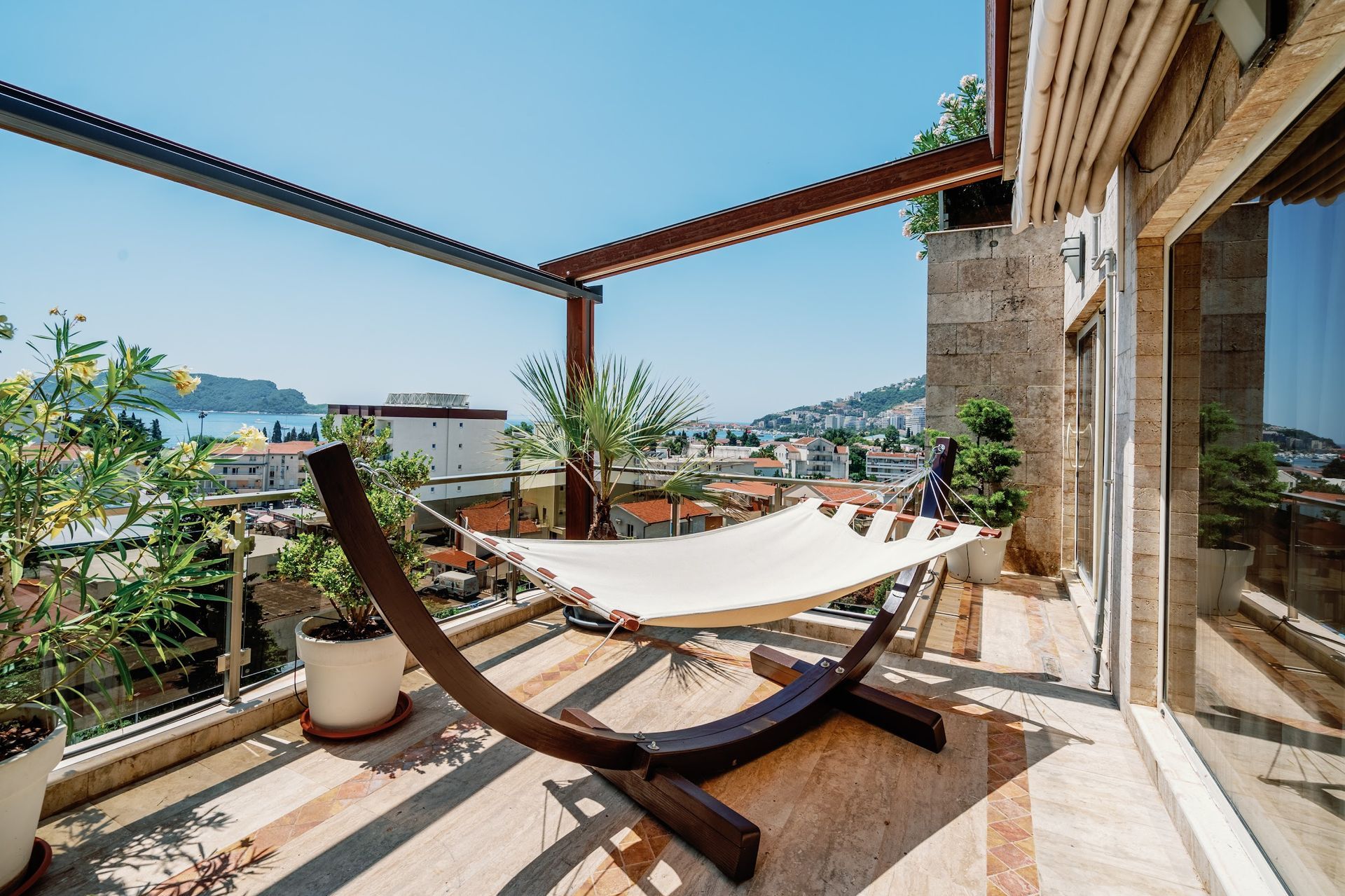 amforaproperty.com/Budva-Luksuzni Penthouse sa Panoramskim Pogledom na More i Krovnim Bazenom