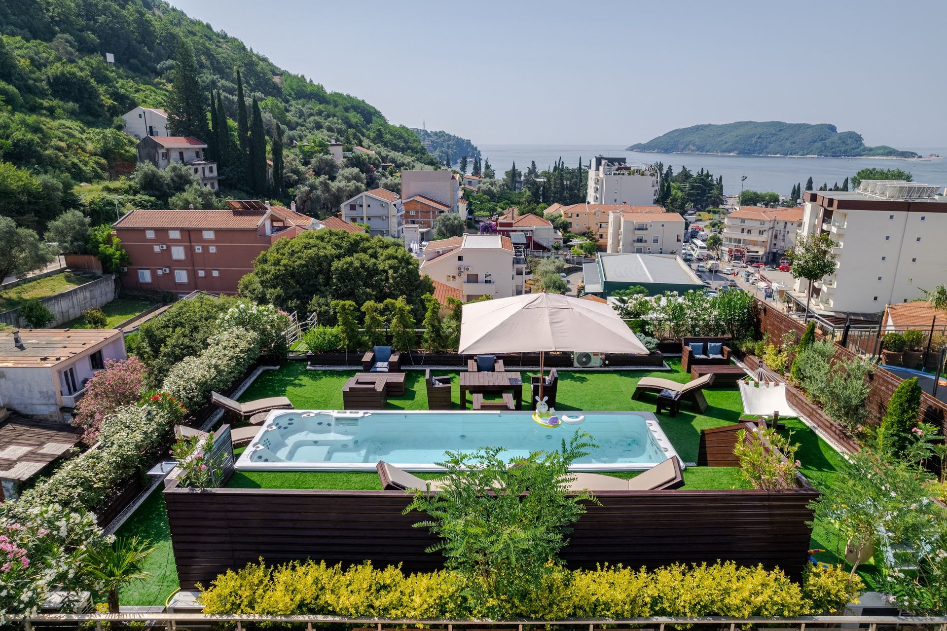 amforaproperty.com/Budva-Luksuzni Penthouse sa Panoramskim Pogledom na More i Krovnim Bazenom