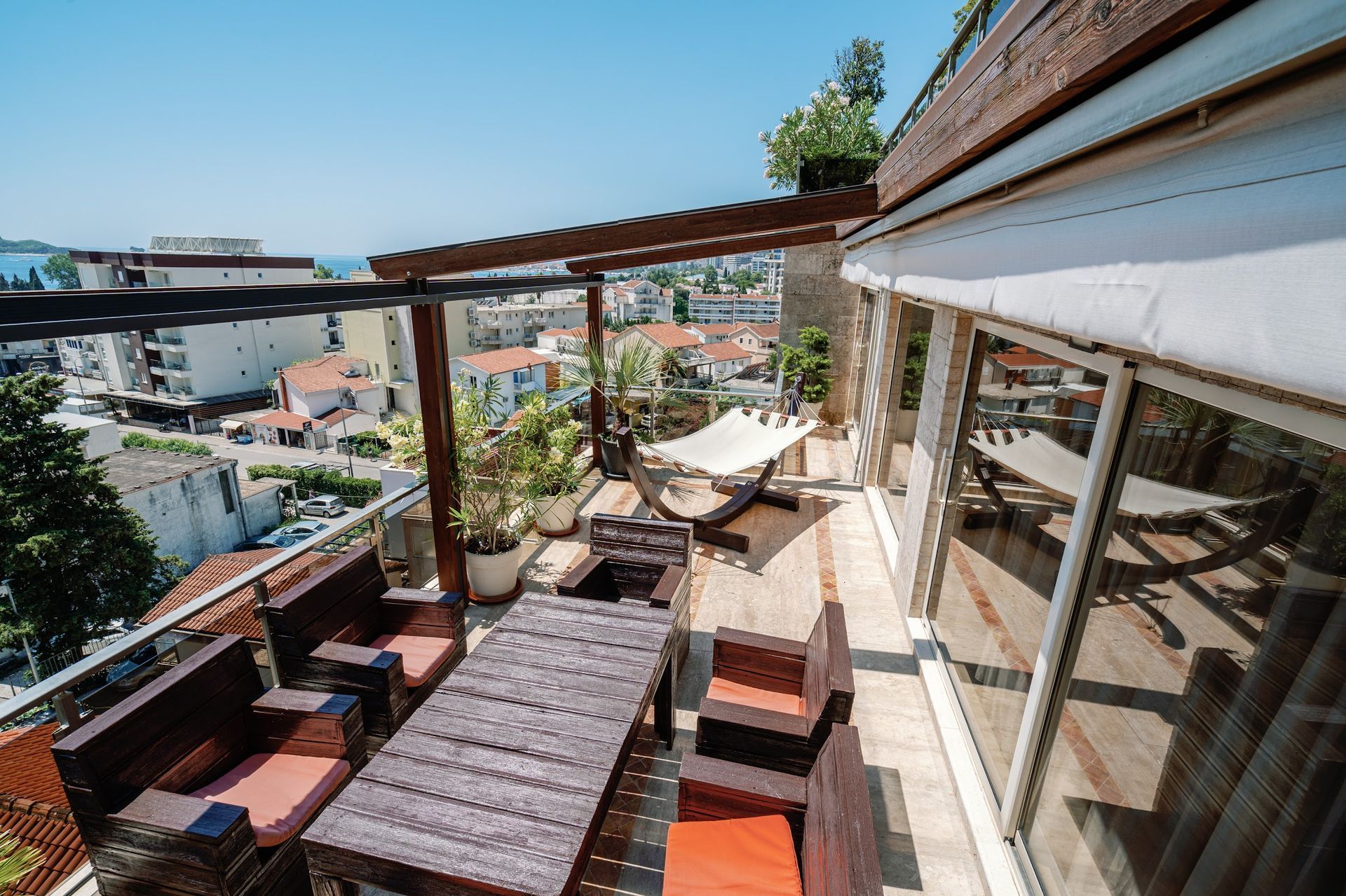 amforaproperty.com/Budva-Luksuzni Penthouse sa Panoramskim Pogledom na More i Krovnim Bazenom