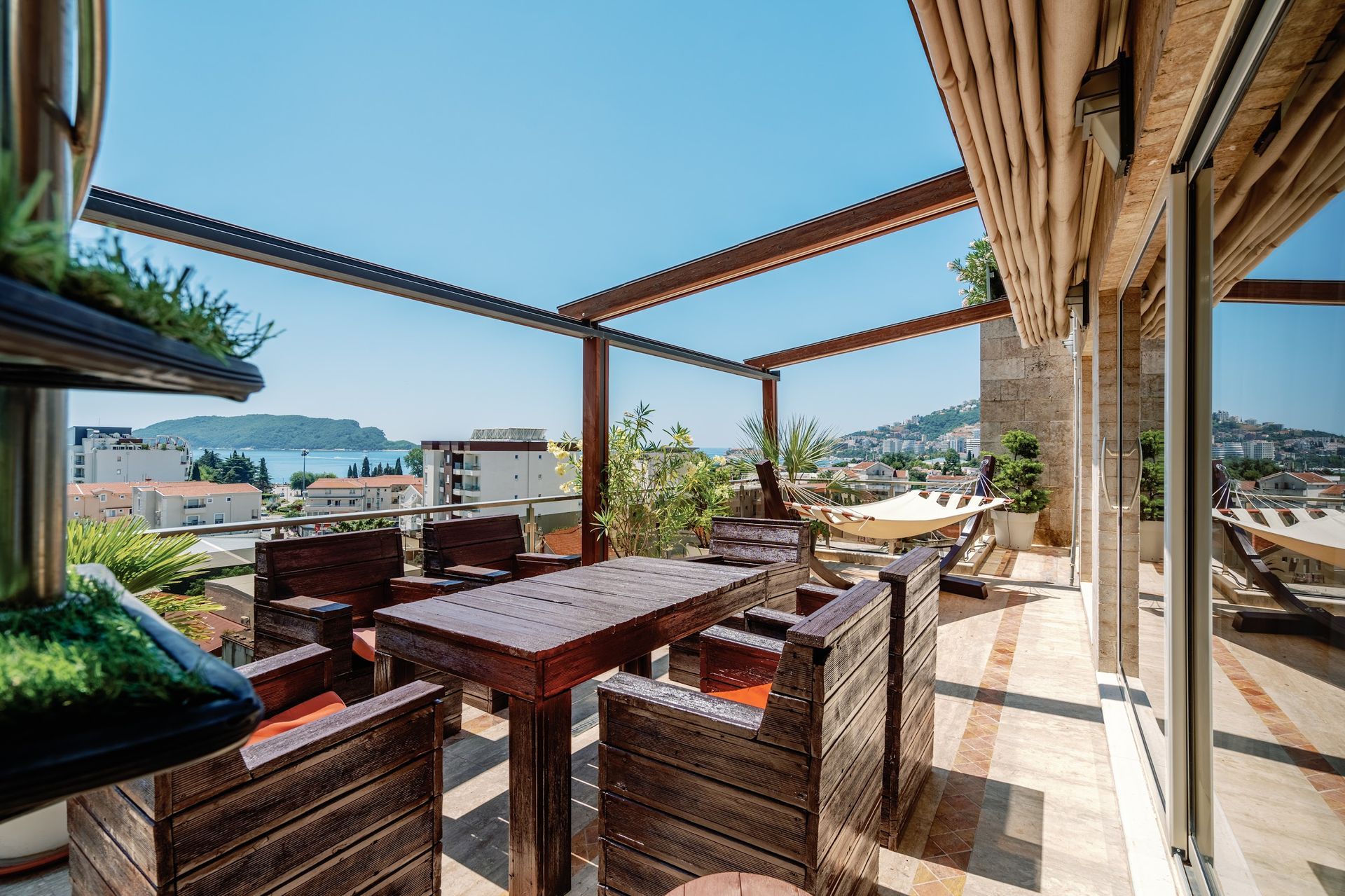 amforaproperty.com/Budva-Luksuzni Penthouse sa Panoramskim Pogledom na More i Krovnim Bazenom