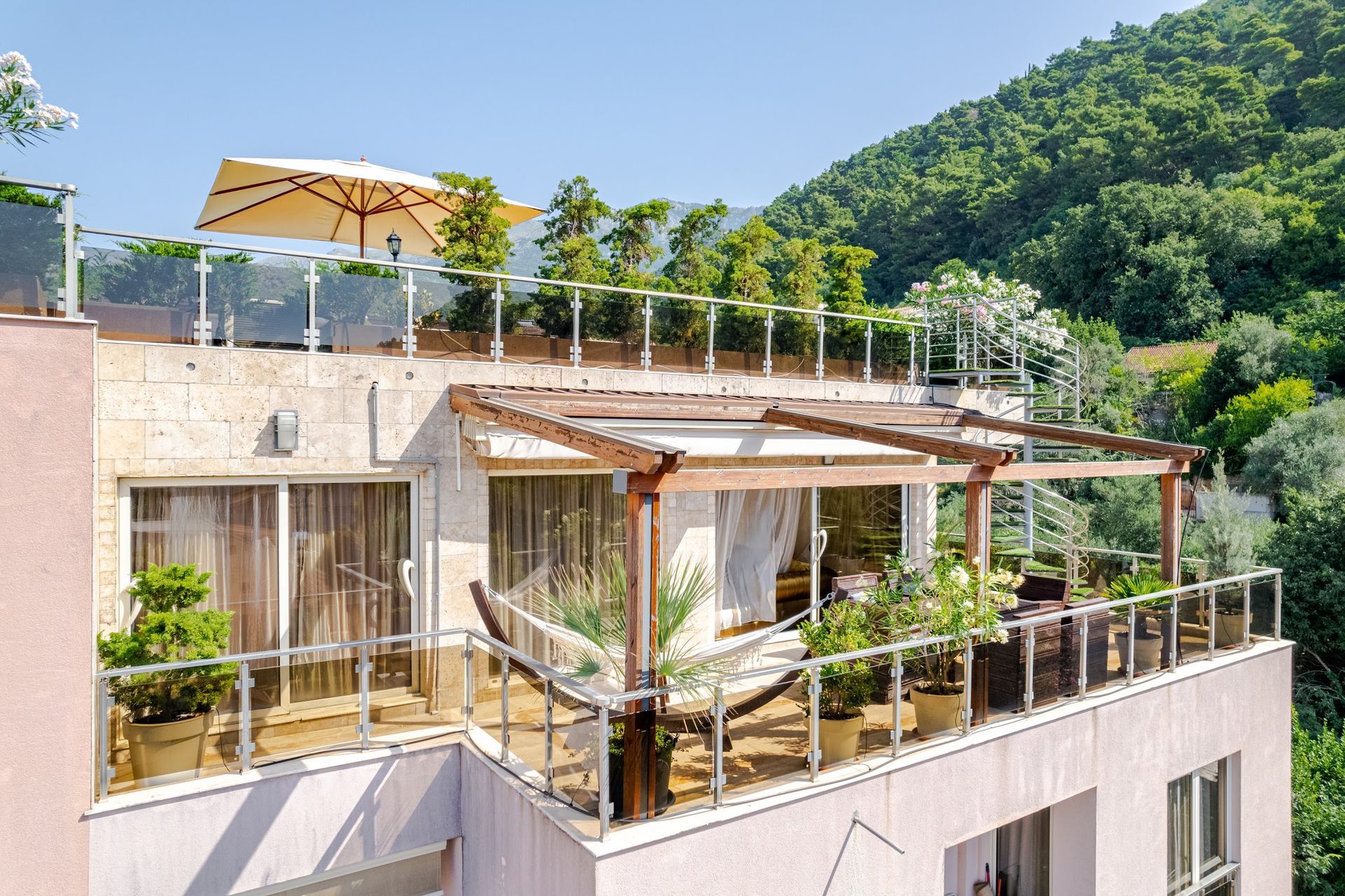 amforaproperty.com/Budva-Luksuzni Penthouse sa Panoramskim Pogledom na More i Krovnim Bazenom