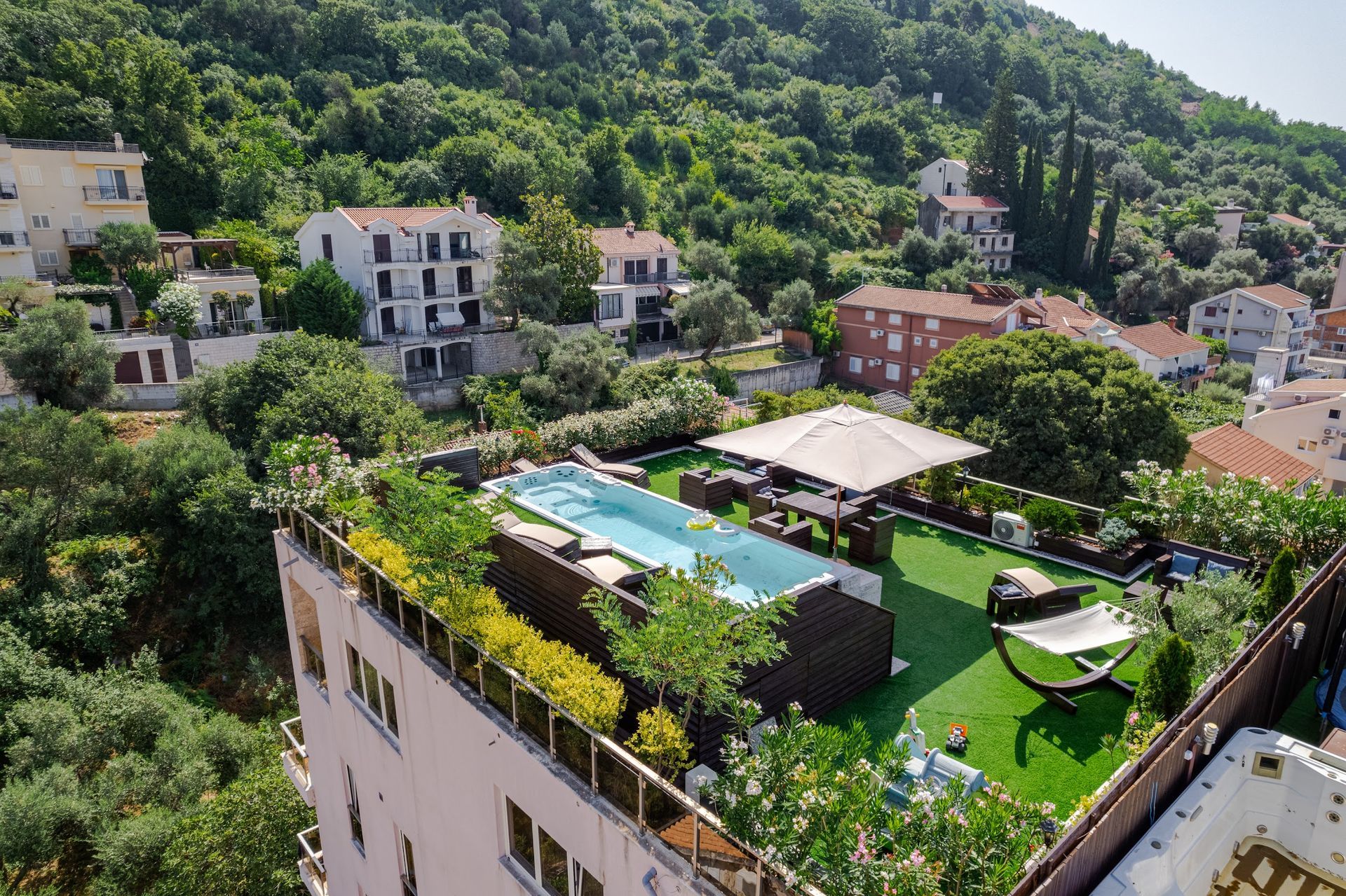 amforaproperty.com/Budva-Luksuzni Penthouse sa Panoramskim Pogledom na More i Krovnim Bazenom