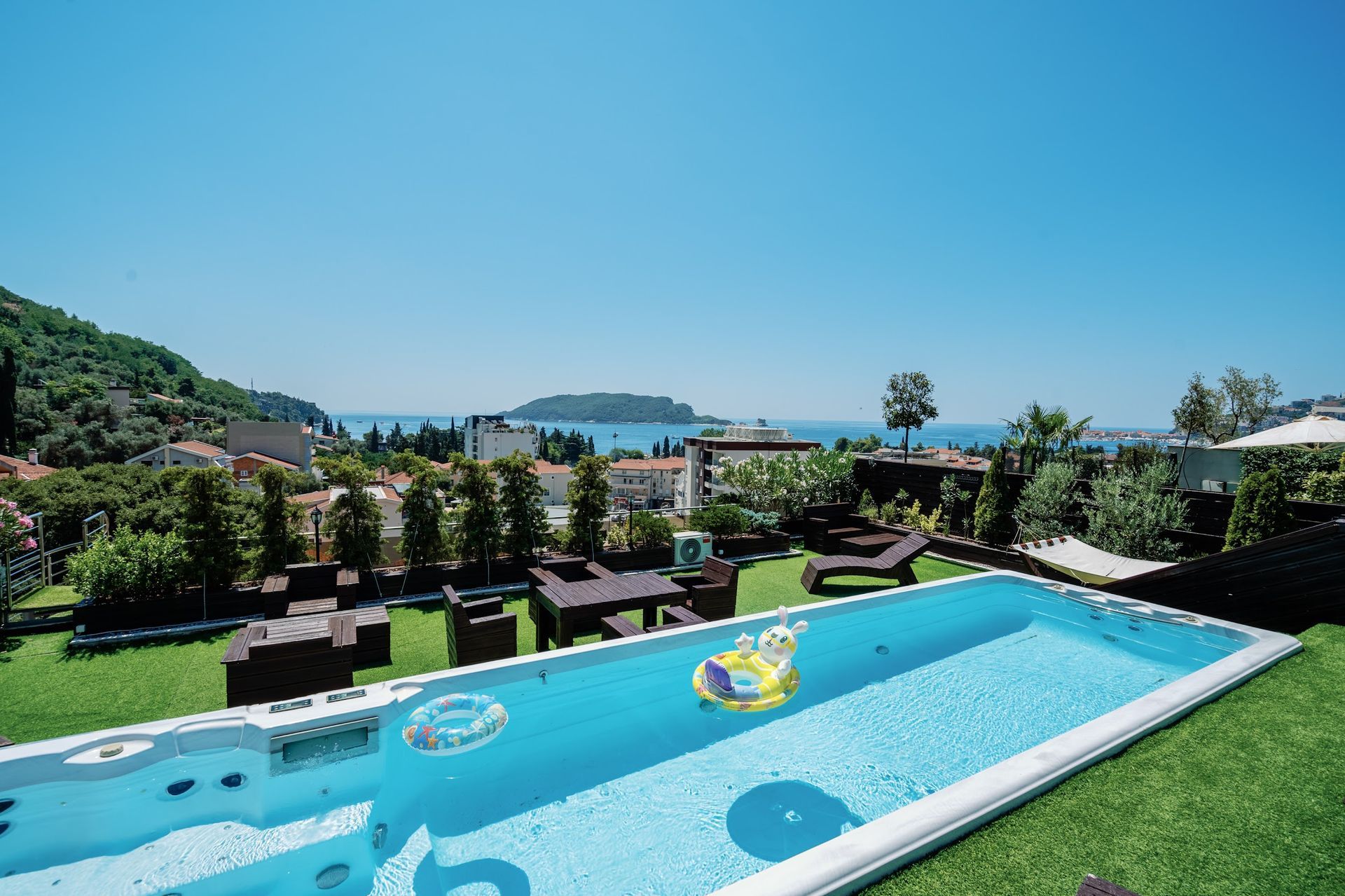 amforaproperty.com/Budva-Luksuzni Penthouse sa Panoramskim Pogledom na More i Krovnim Bazenom