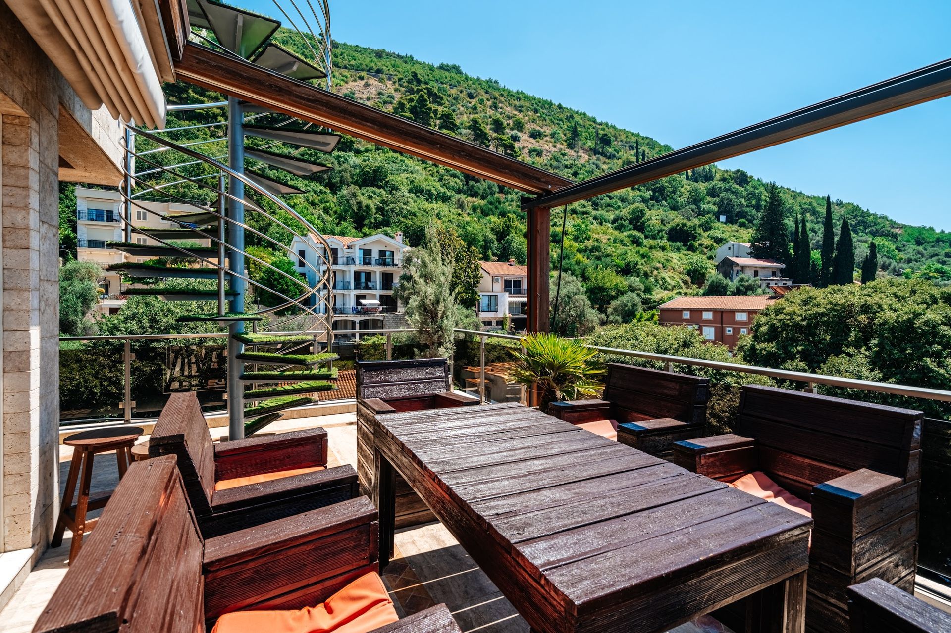 amforaproperty.com/Budva-Luksuzni Penthouse sa Panoramskim Pogledom na More i Krovnim Bazenom