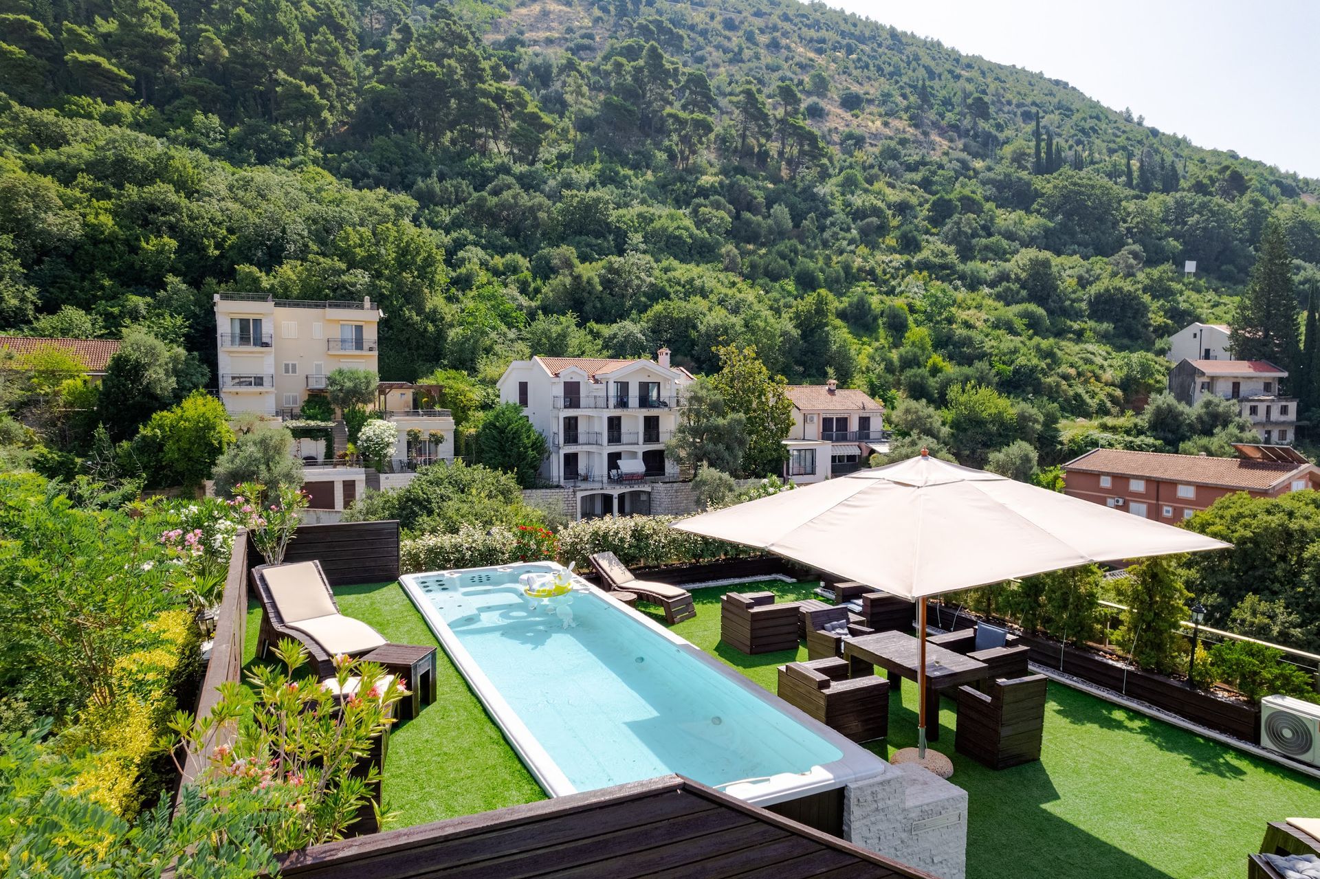 amforaproperty.com/Budva-Luksuzni Penthouse sa Panoramskim Pogledom na More i Krovnim Bazenom