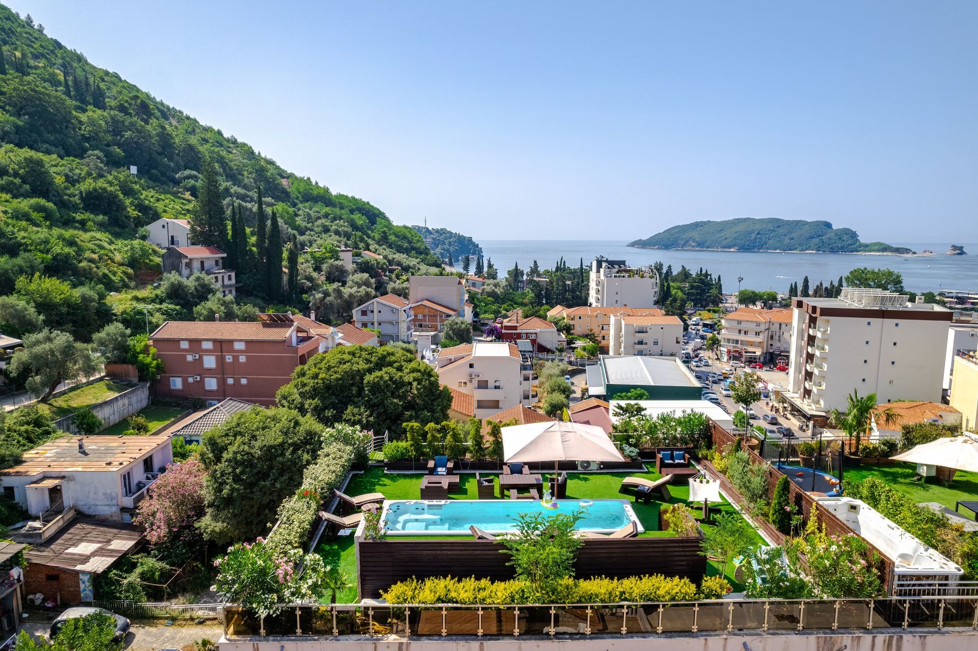 amforaproperty.com/Budva-Luksuzni Penthouse sa Panoramskim Pogledom na More i Krovnim Bazenom