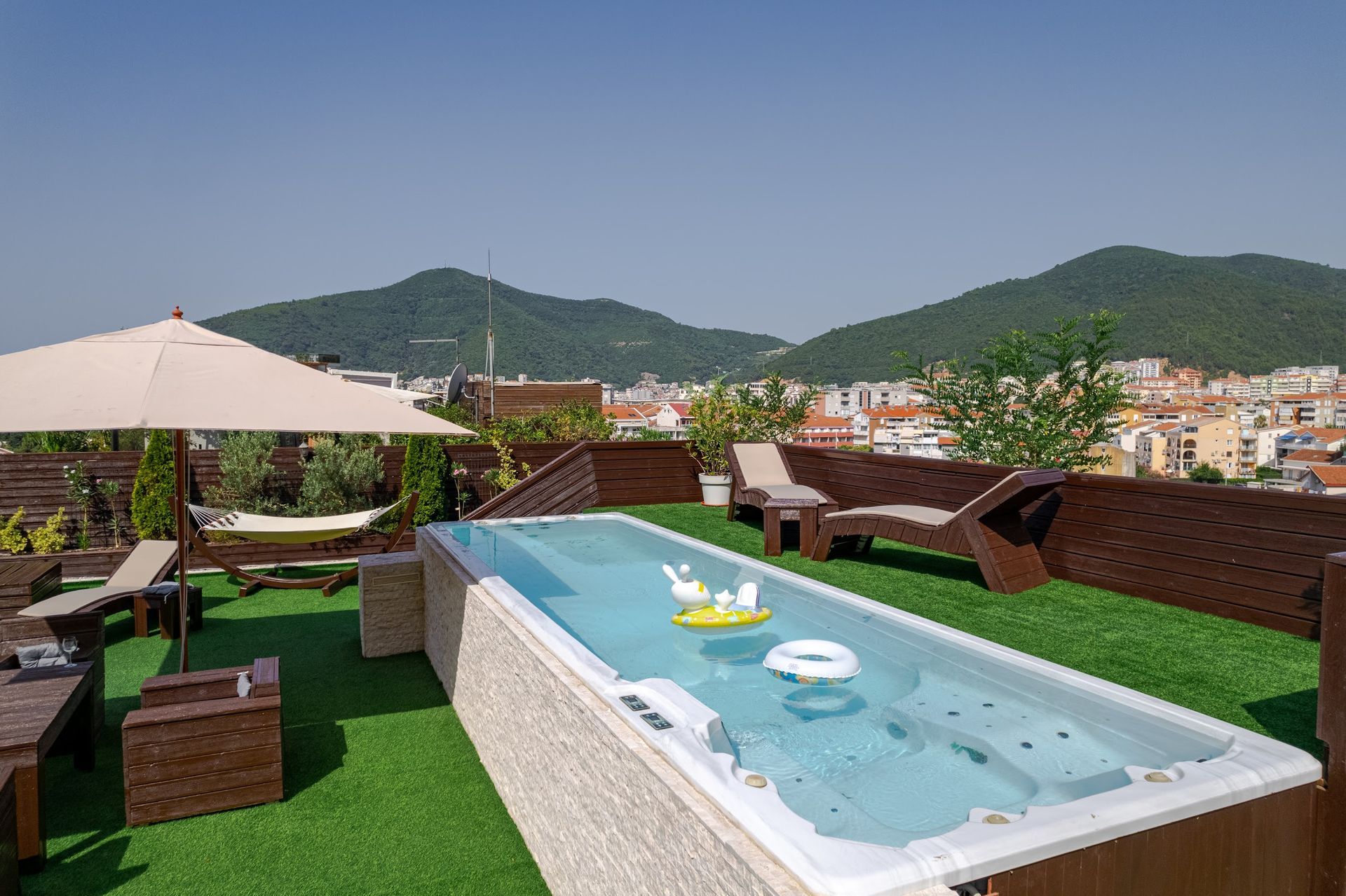 amforaproperty.com/Budva-Luksuzni Penthouse sa Panoramskim Pogledom na More i Krovnim Bazenom