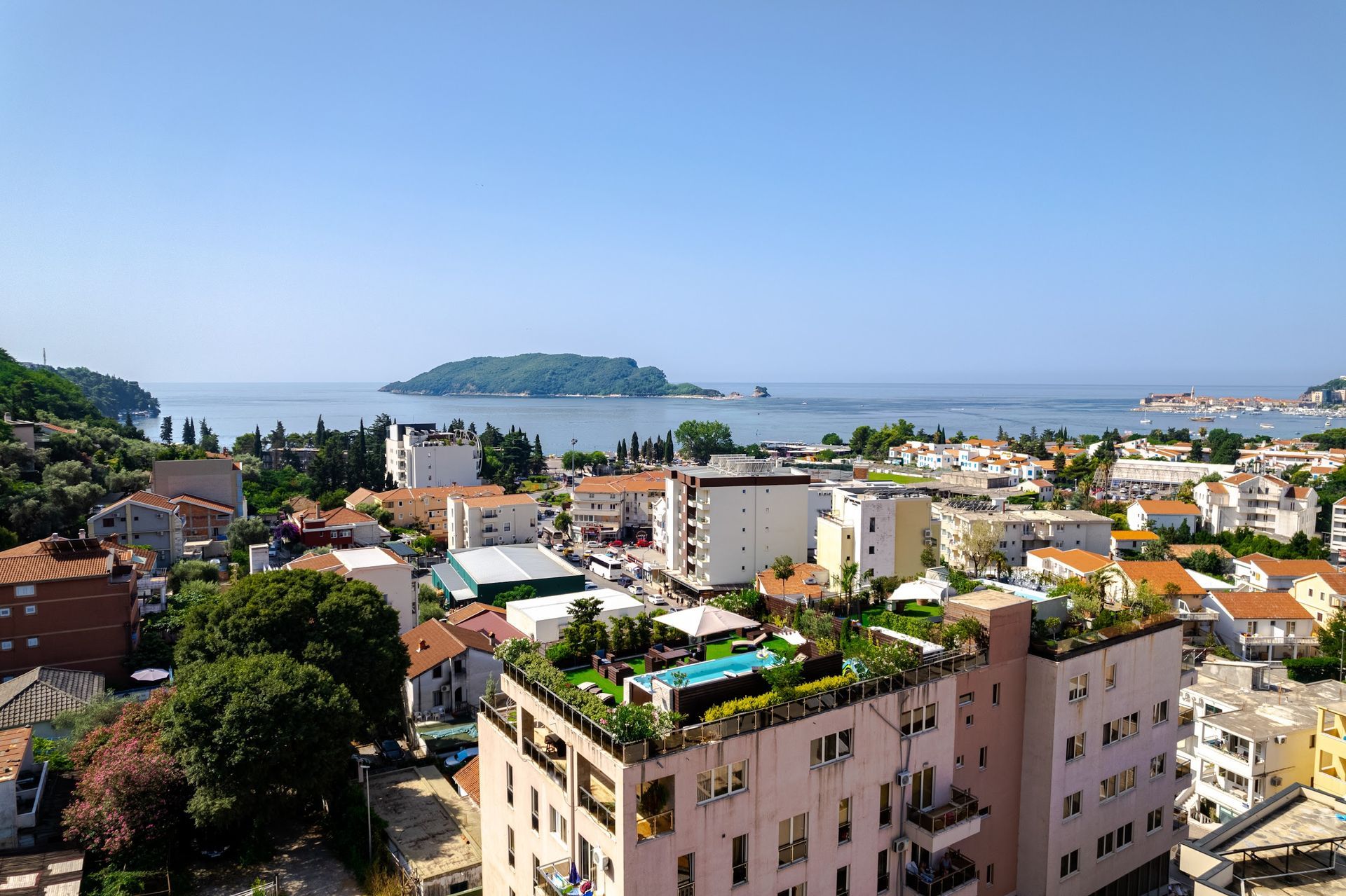 amforaproperty.com/Budva-Luksuzni Penthouse sa Panoramskim Pogledom na More i Krovnim Bazenom