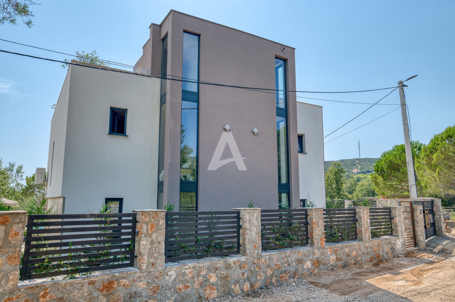 amforaproperty.com/Vila Amfora - Ekskluzivna Vila sa Bazenom, Krovnom Terasom, Đakuzijem i Letnjom Kuhinjom