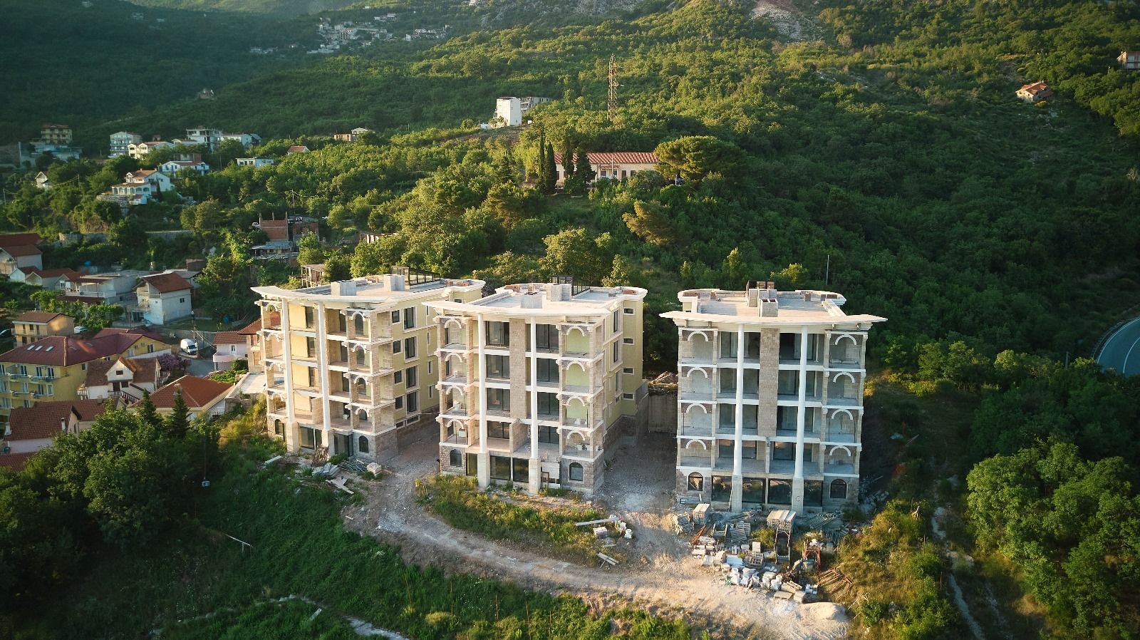 amforaproperty.com/Prodaja kompleksa u izgradnji sa bazenom i panoramskim pogledom u Markovićima, Budva - 3600m²