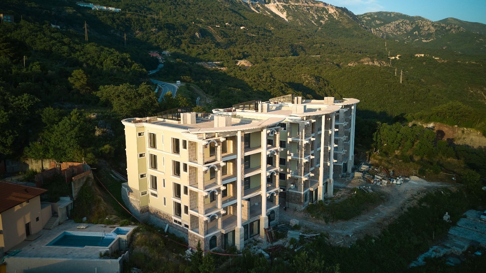 amforaproperty.com/Prodaja kompleksa u izgradnji sa bazenom i panoramskim pogledom u Markovićima, Budva - 3600m²