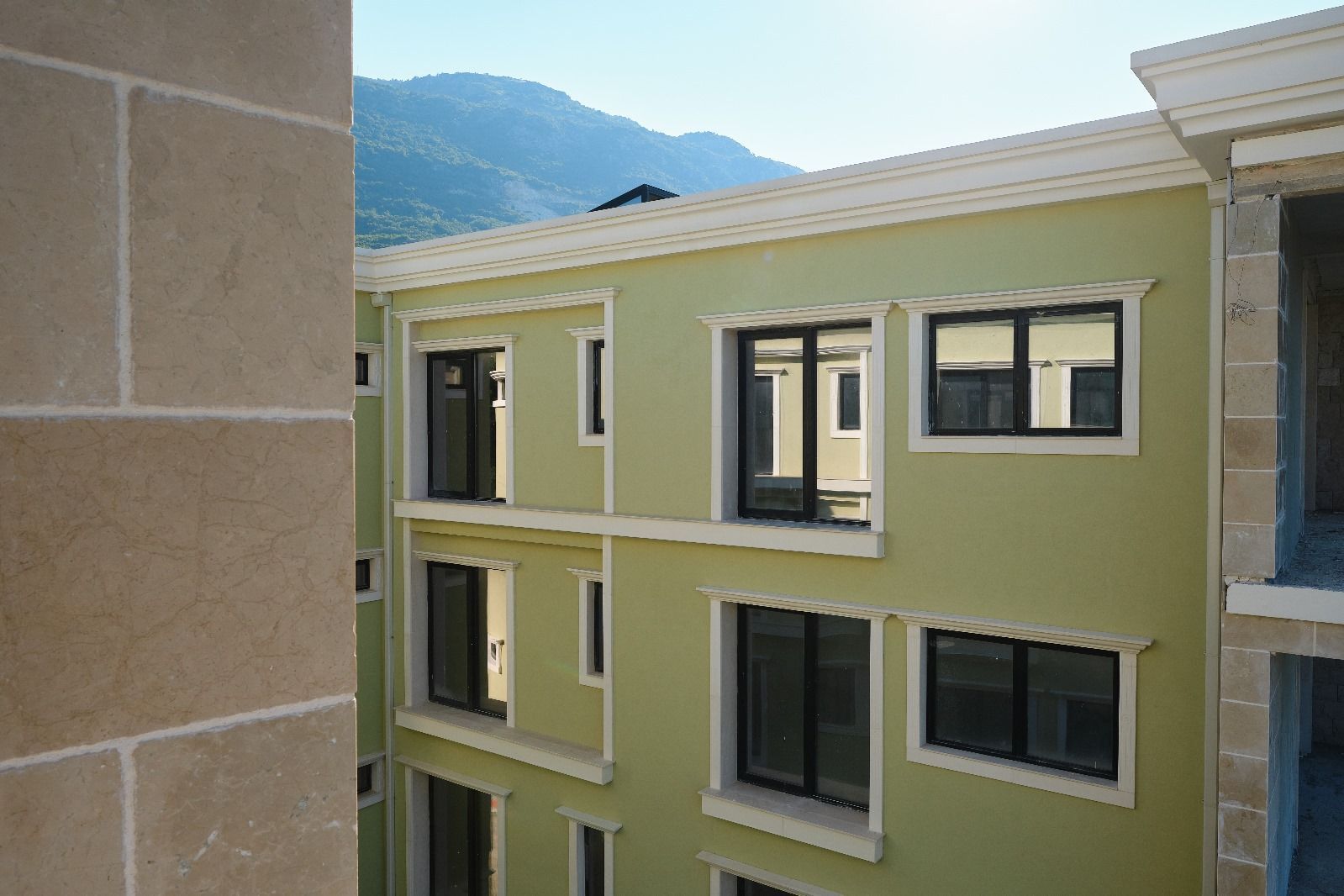 amforaproperty.com/Prodaja kompleksa u izgradnji sa bazenom i panoramskim pogledom u Markovićima, Budva - 3600m²