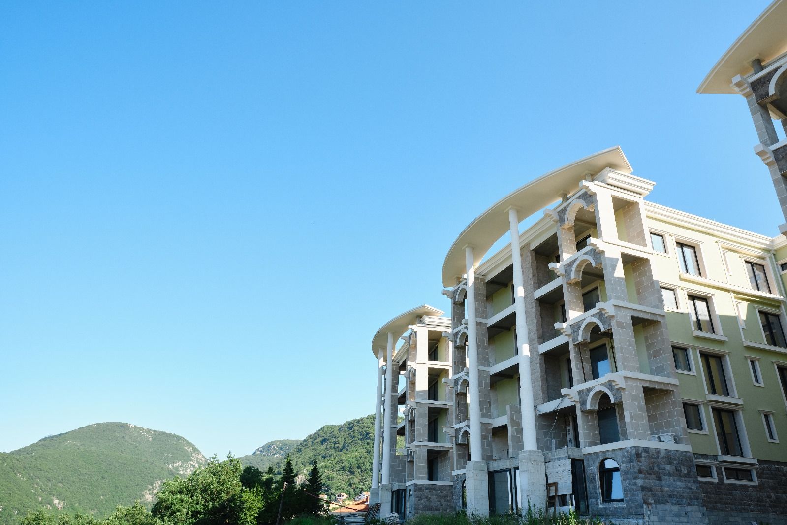 amforaproperty.com/Prodaja kompleksa u izgradnji sa bazenom i panoramskim pogledom u Markovićima, Budva - 3600m²