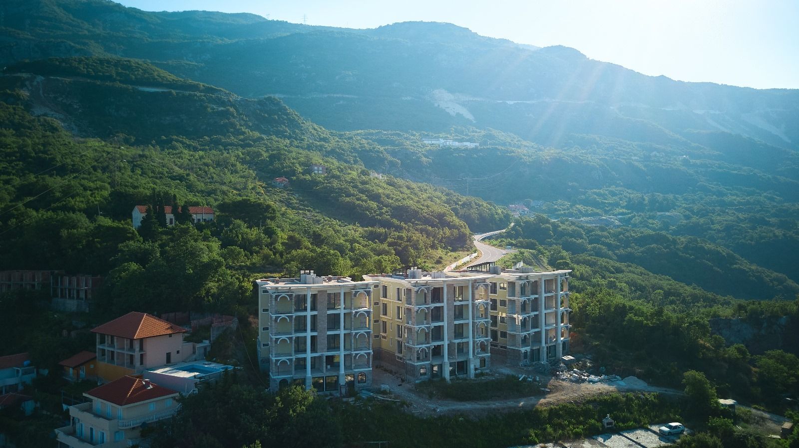 amforaproperty.com/Prodaja kompleksa u izgradnji sa bazenom i panoramskim pogledom u Markovićima, Budva - 3600m²