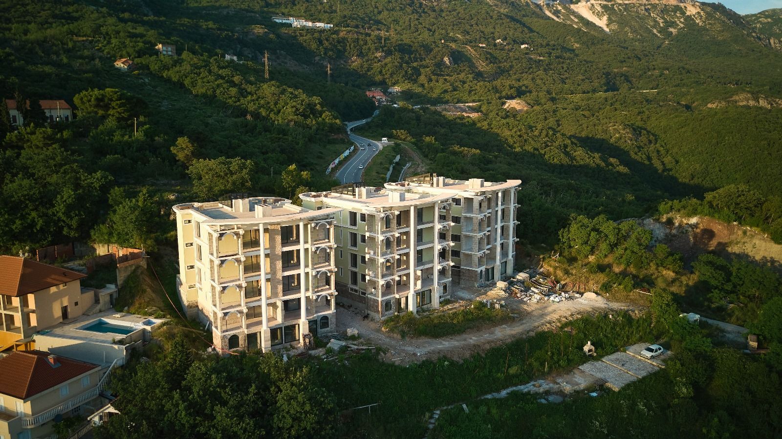 amforaproperty.com/Prodaja kompleksa u izgradnji sa bazenom i panoramskim pogledom u Markovićima, Budva - 3600m²