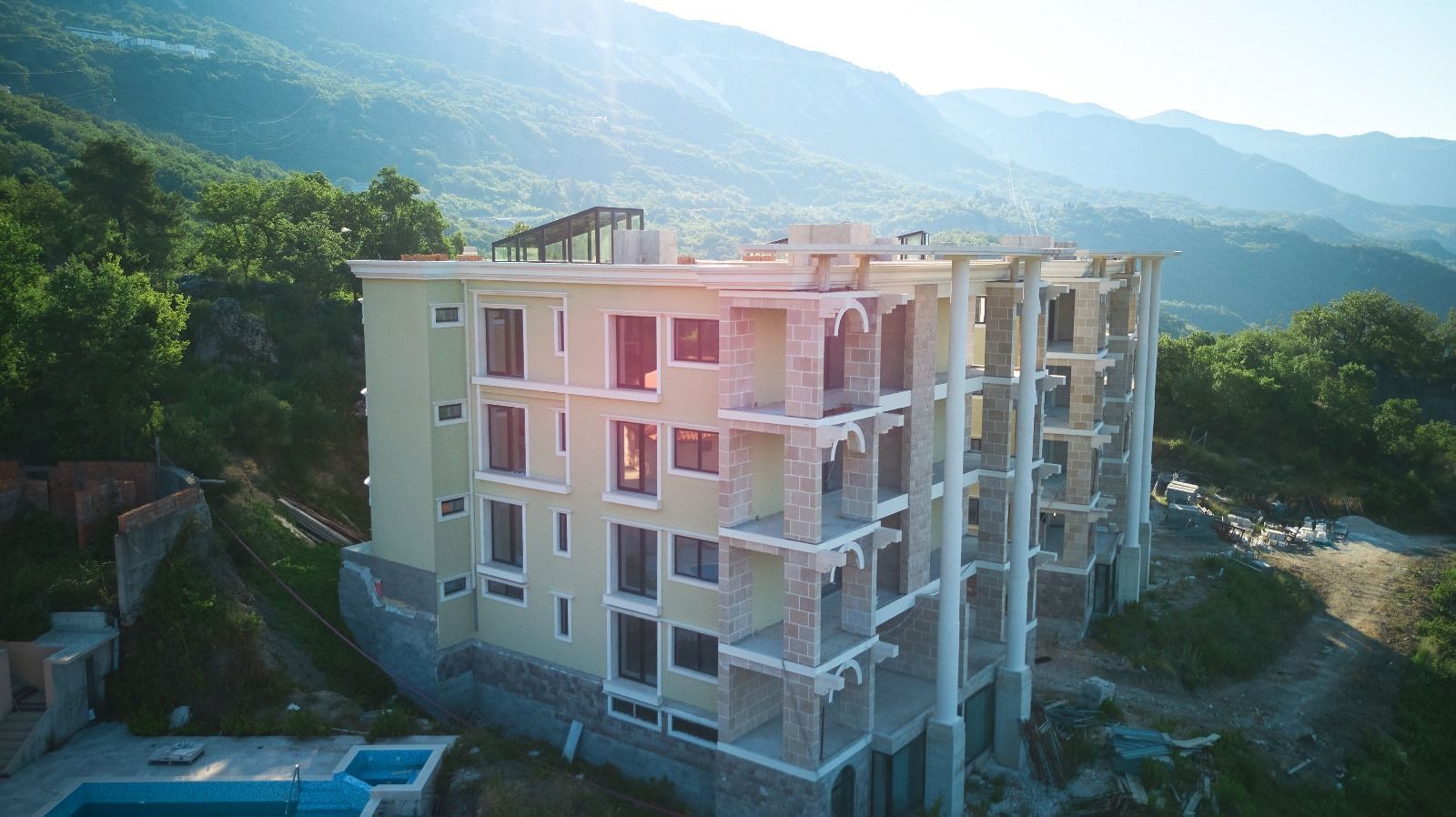 amforaproperty.com/Prodaja kompleksa u izgradnji sa bazenom i panoramskim pogledom u Markovićima, Budva - 3600m²