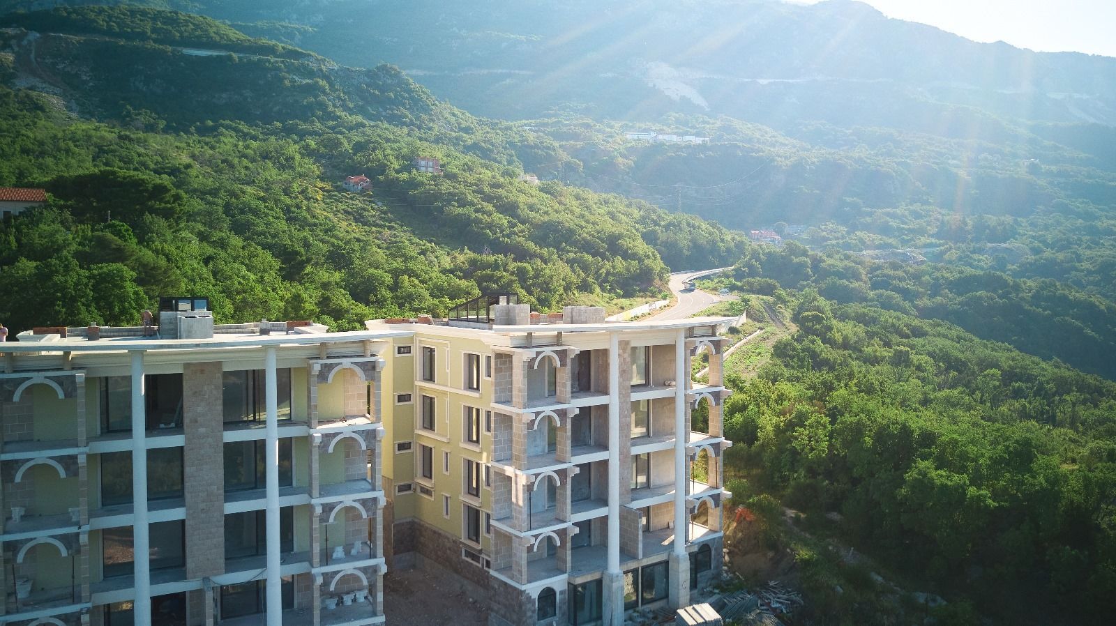 amforaproperty.com/Prodaja kompleksa u izgradnji sa bazenom i panoramskim pogledom u Markovićima, Budva - 3600m²