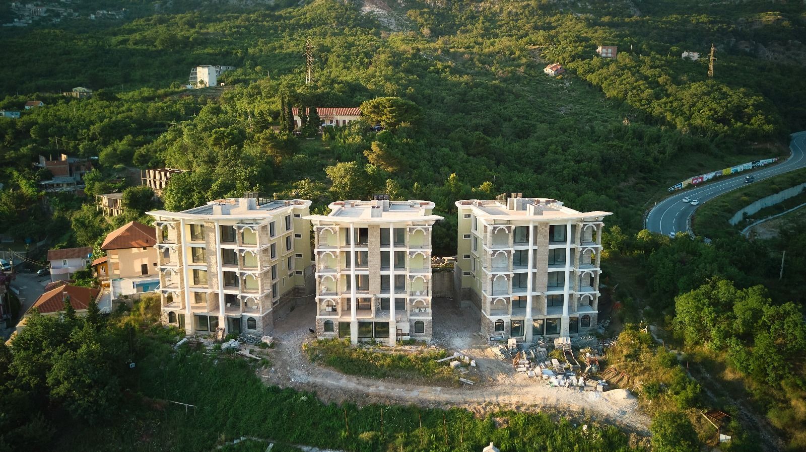 amforaproperty.com/Prodaja kompleksa u izgradnji sa bazenom i panoramskim pogledom u Markovićima, Budva - 3600m²