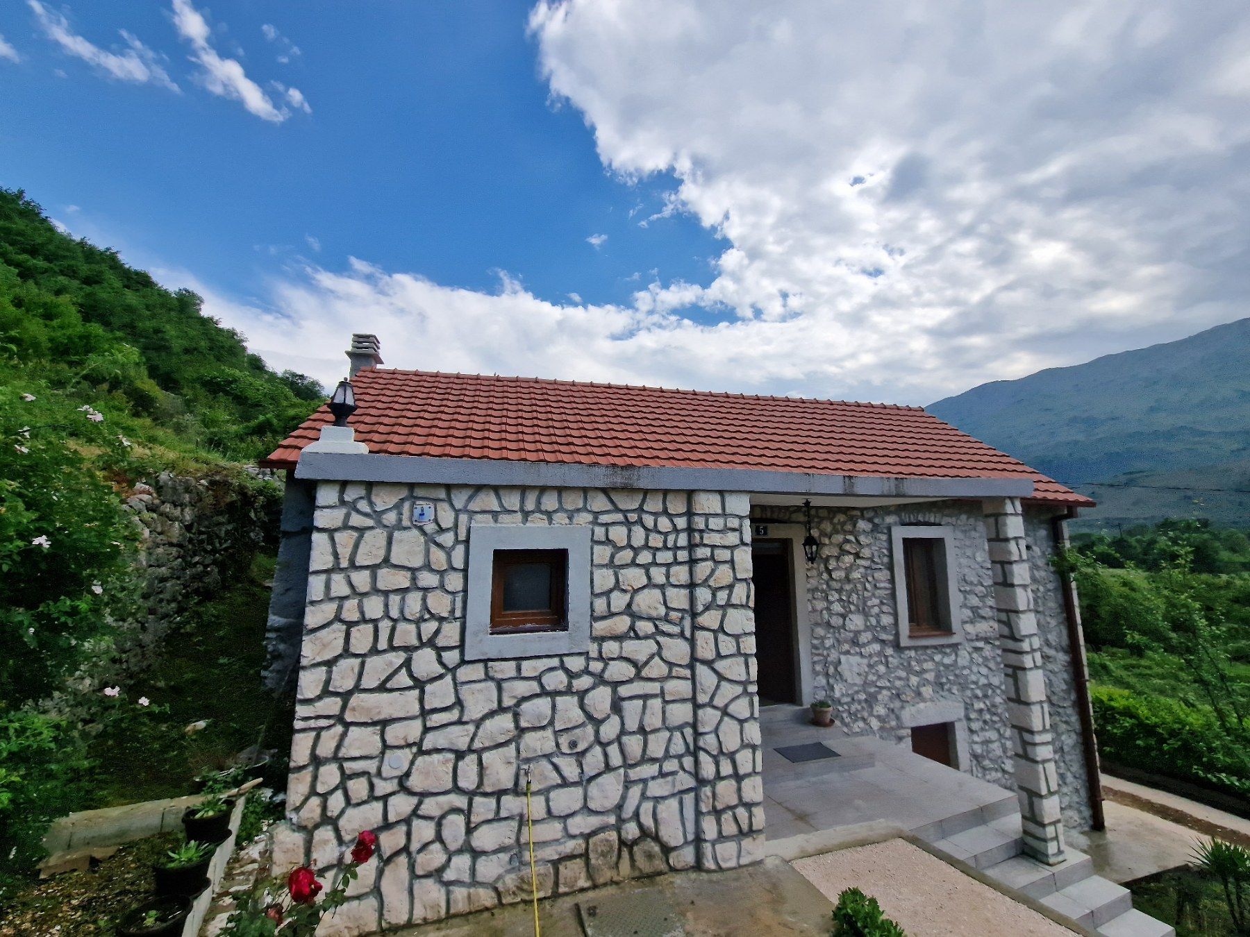 amforaproperty.com/Prodaja,Danilovgrad,Podgorica-Kamena kuća sa prostranim imanjem