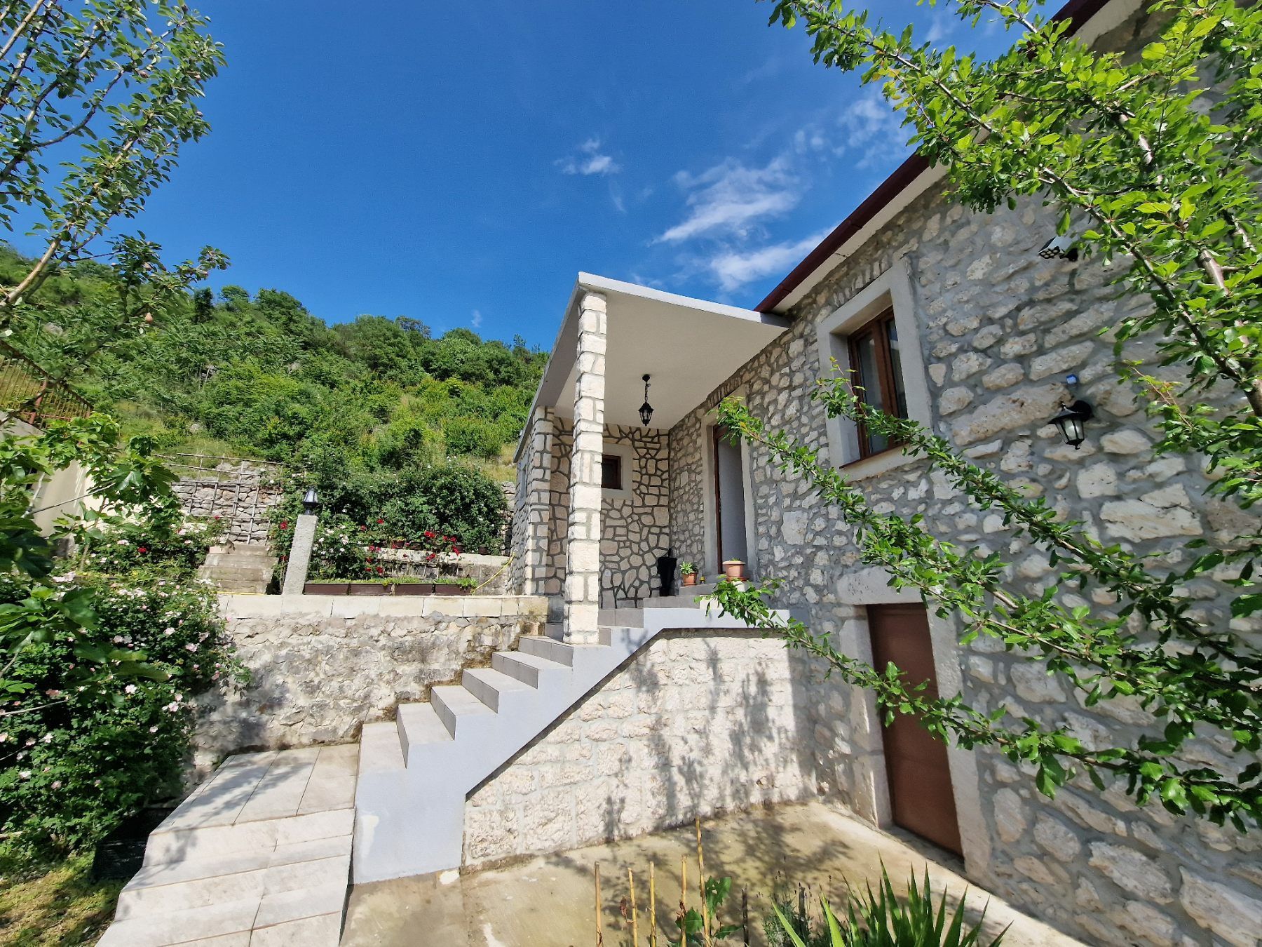 amforaproperty.com/Prodaja,Danilovgrad,Podgorica-Kamena kuća sa prostranim imanjem