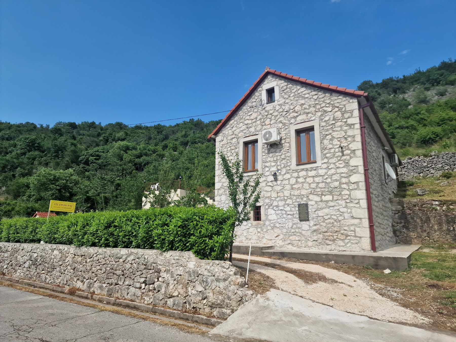 amforaproperty.com/Prodaja,Danilovgrad,Podgorica-Kamena kuća sa prostranim imanjem