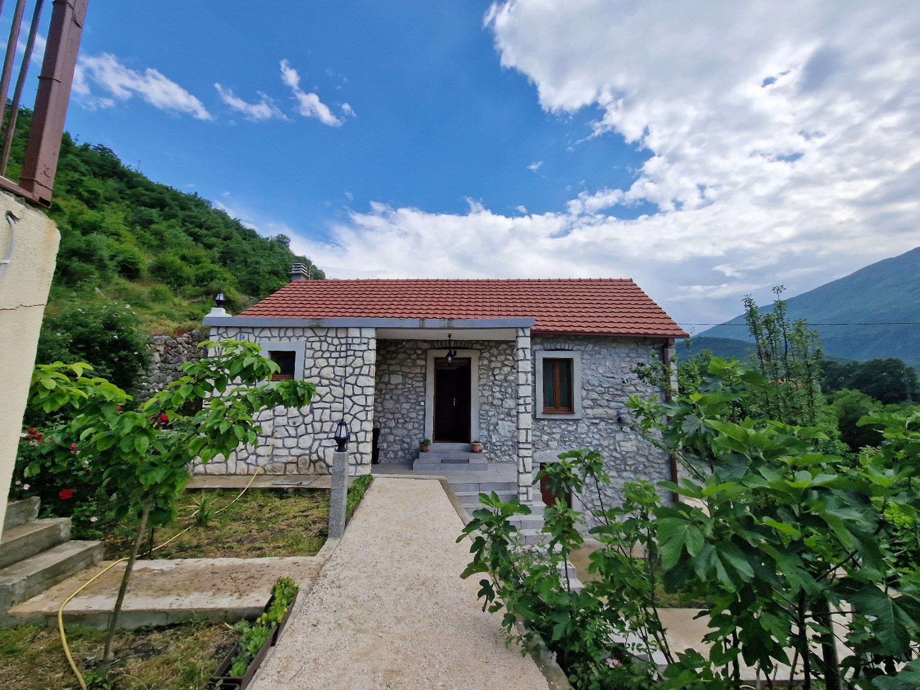 amforaproperty.com/Prodaja,Danilovgrad,Podgorica-Kamena kuća sa prostranim imanjem