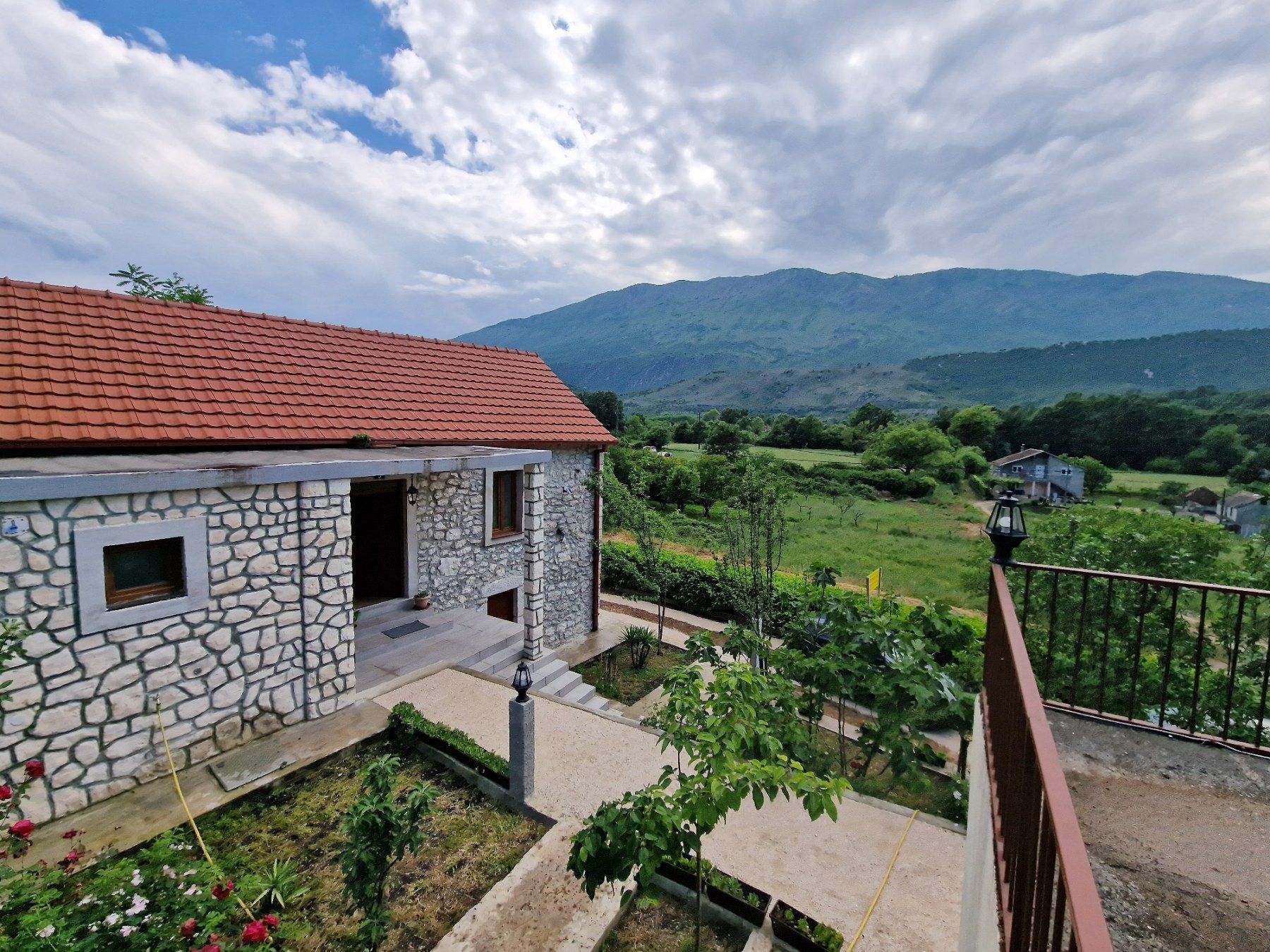 amforaproperty.com/Prodaja,Danilovgrad,Podgorica-Kamena kuća sa prostranim imanjem