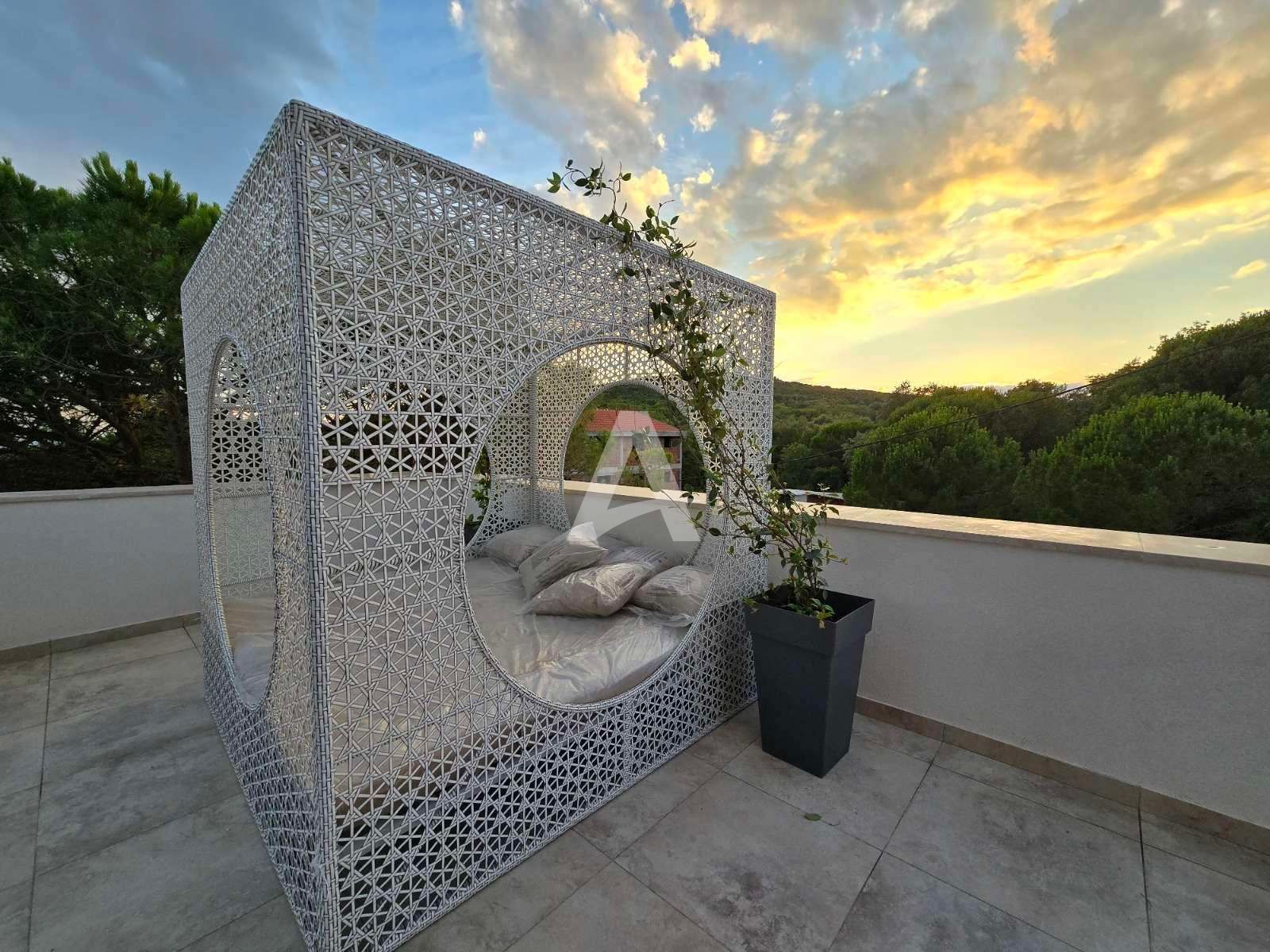 amforaproperty.com/Izdavanje,Kotor,Zagora-Ekskluzivna Vila sa Bazenom, Krovnom Terasom, Đakuzijem i Letnjom Kuhinjom (NA PERIOD OD 01.10-01.06.2025)